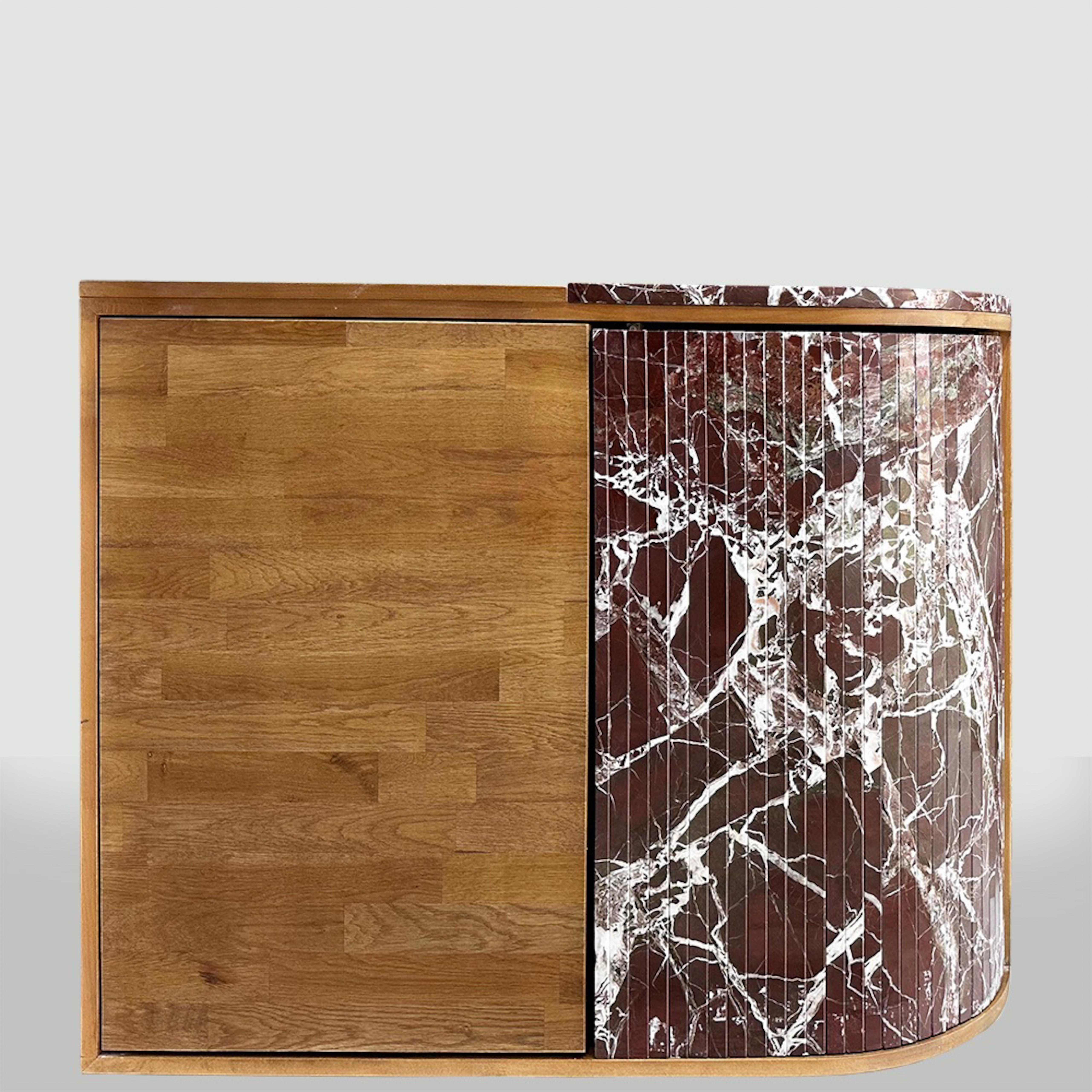 Sculpté à la main Armoire en marbre Rosso Levanto - Armoire en bois de chêne et marbre sur mesure en vente