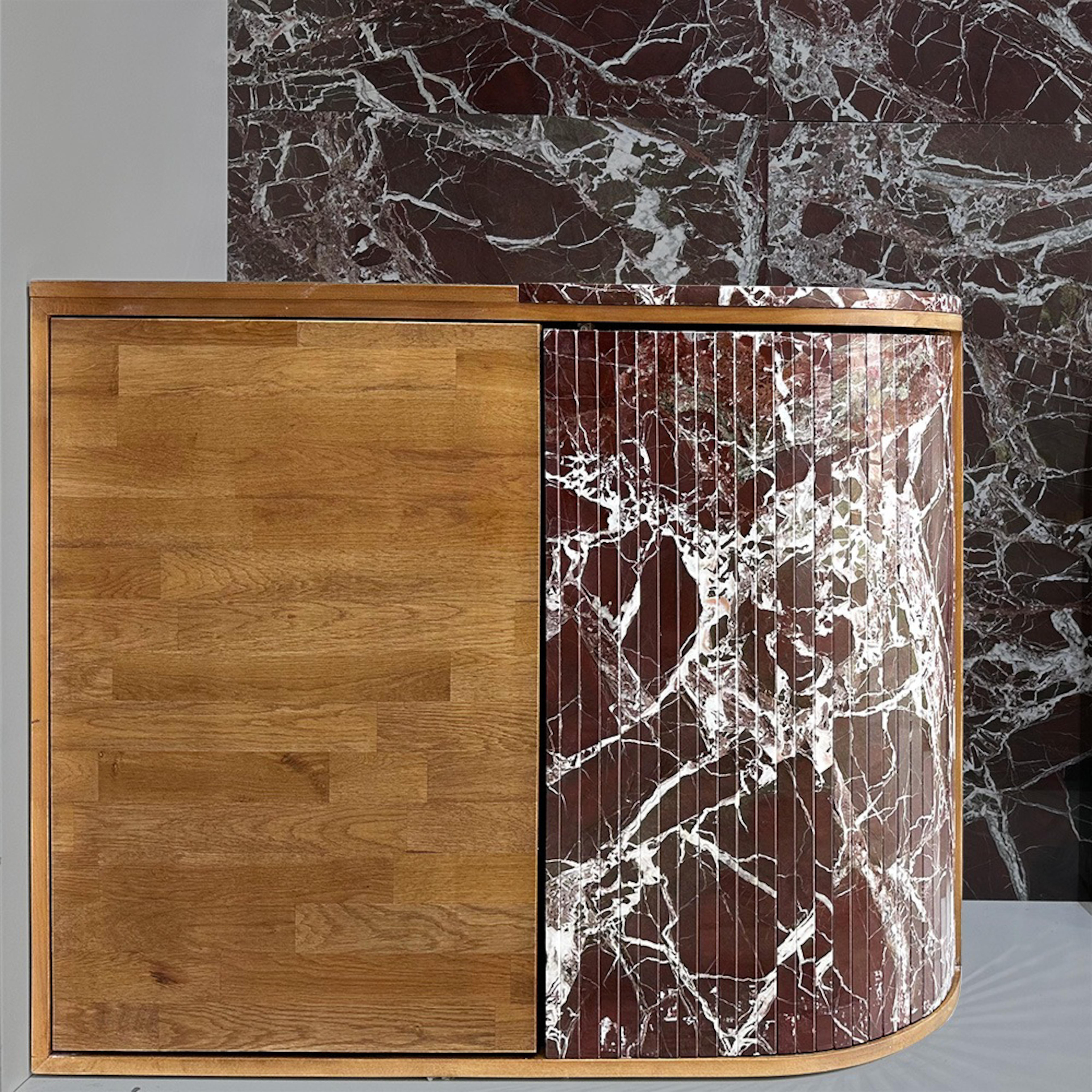 XXIe siècle et contemporain Armoire en marbre Rosso Levanto - Armoire en bois de chêne et marbre sur mesure en vente