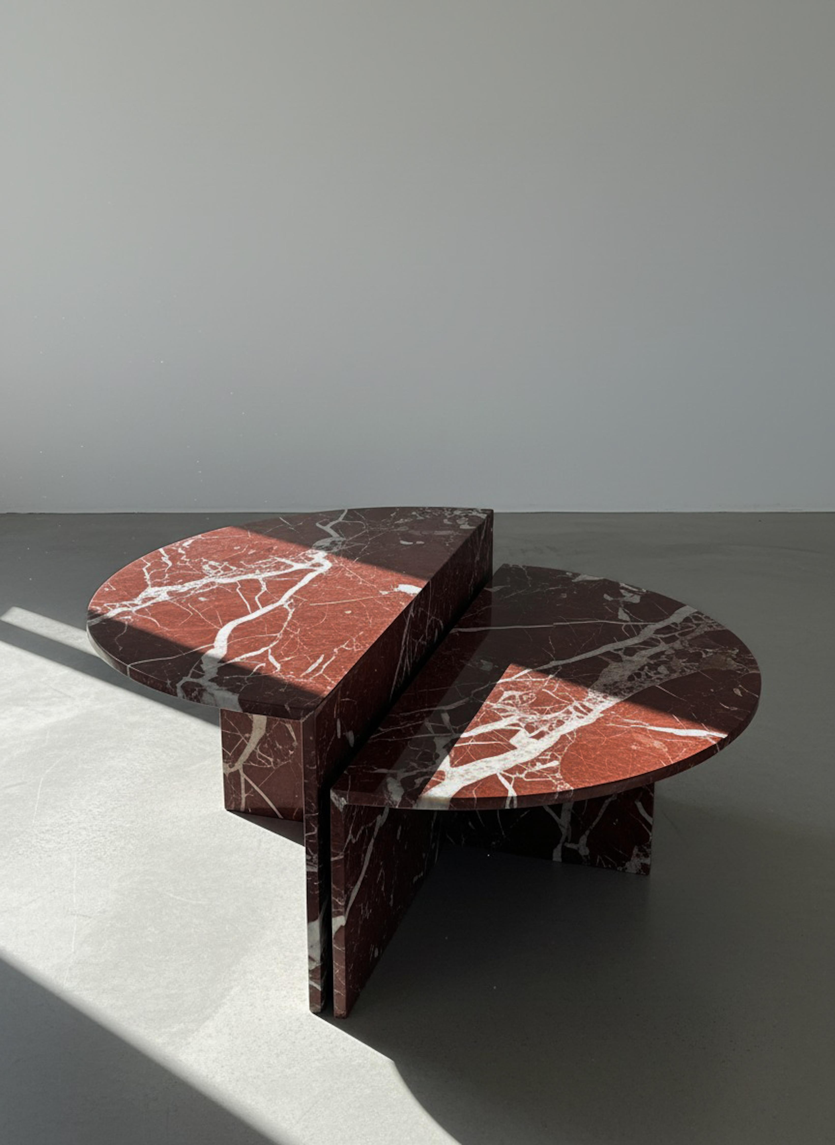 Rosso Levanto Marmor Couchtisch-Set - Handgefertigtes Designer-Kunstwerk (Handgeschnitzt) im Angebot