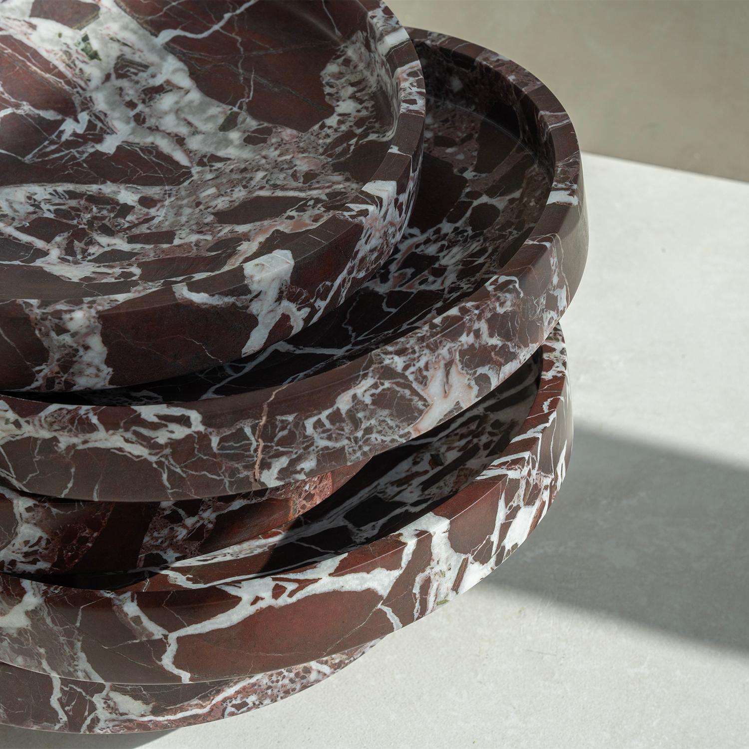 Ti presentiamo la nostra squisita ciotola in marmo Rosso Levanto, una fusione di eleganza e funzionalità. Realizzata con il lussuoso marmo Rosso Levanto, questa splendida ciotola è una testimonianza di bellezza e raffinatezza senza tempo. Sia che