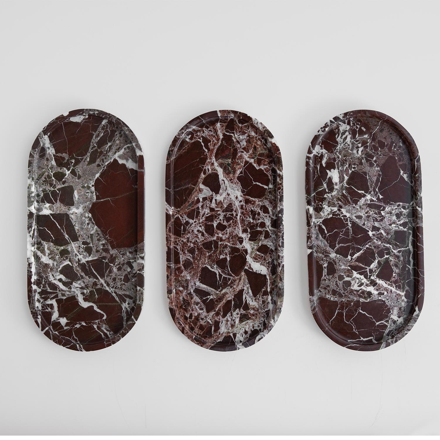 Élevez votre espace avec l'élégance intemporelle du plateau en marbre Rosso Levanto. Fabriqué à partir d'un marbre bordeaux exquis orné d'un veinage blanc saisissant, ce plateau polyvalent ajoute une touche de sophistication à n'importe quel
