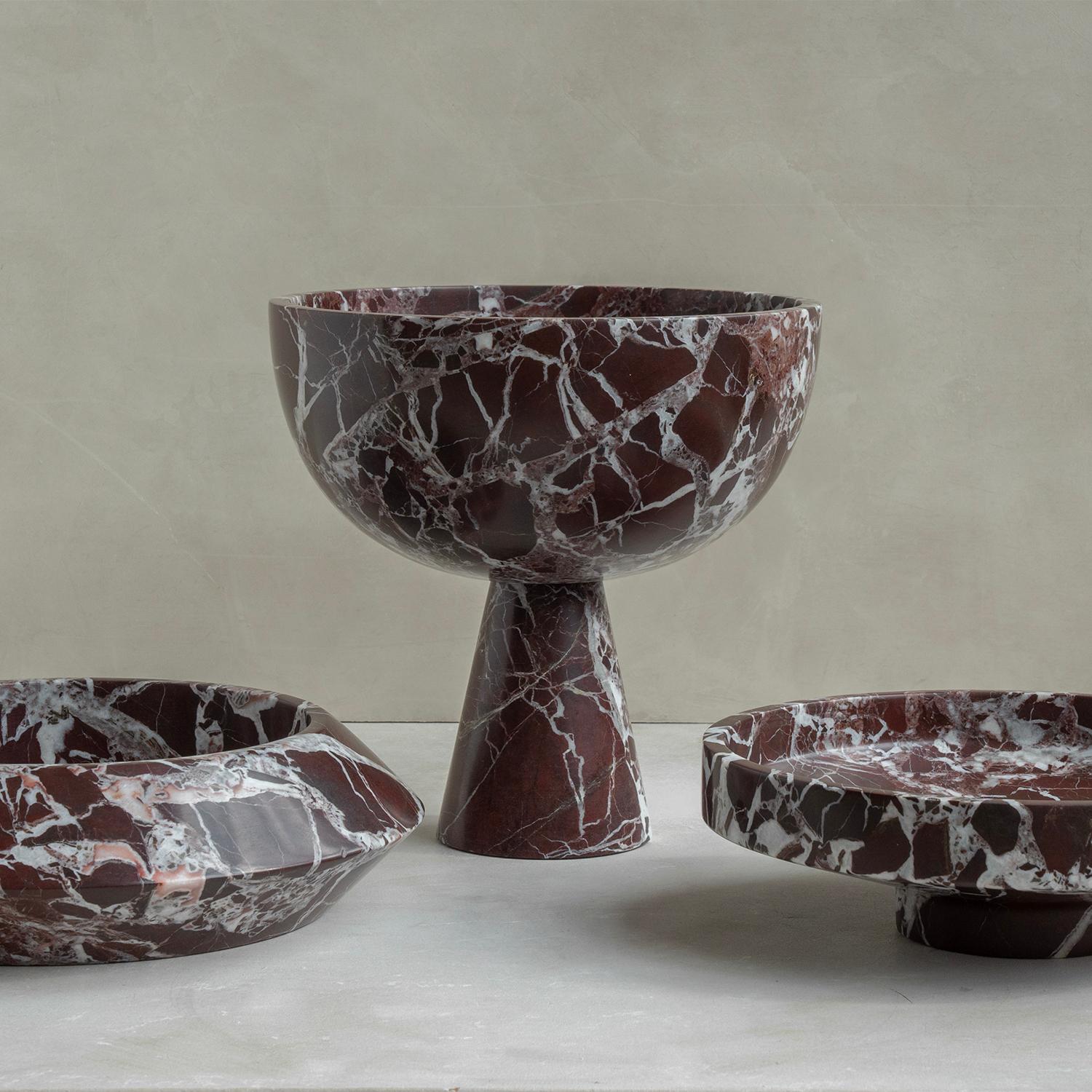 Ti presentiamo la nostra ciotola con piedistallo in marmo Rosso Levanto, una fusione di stile e funzionalità. Realizzata con precisione a mano con il pregiato marmo Rosso Levanto, questa splendida ciotola con base a piedistallo aggiunge un tocco di