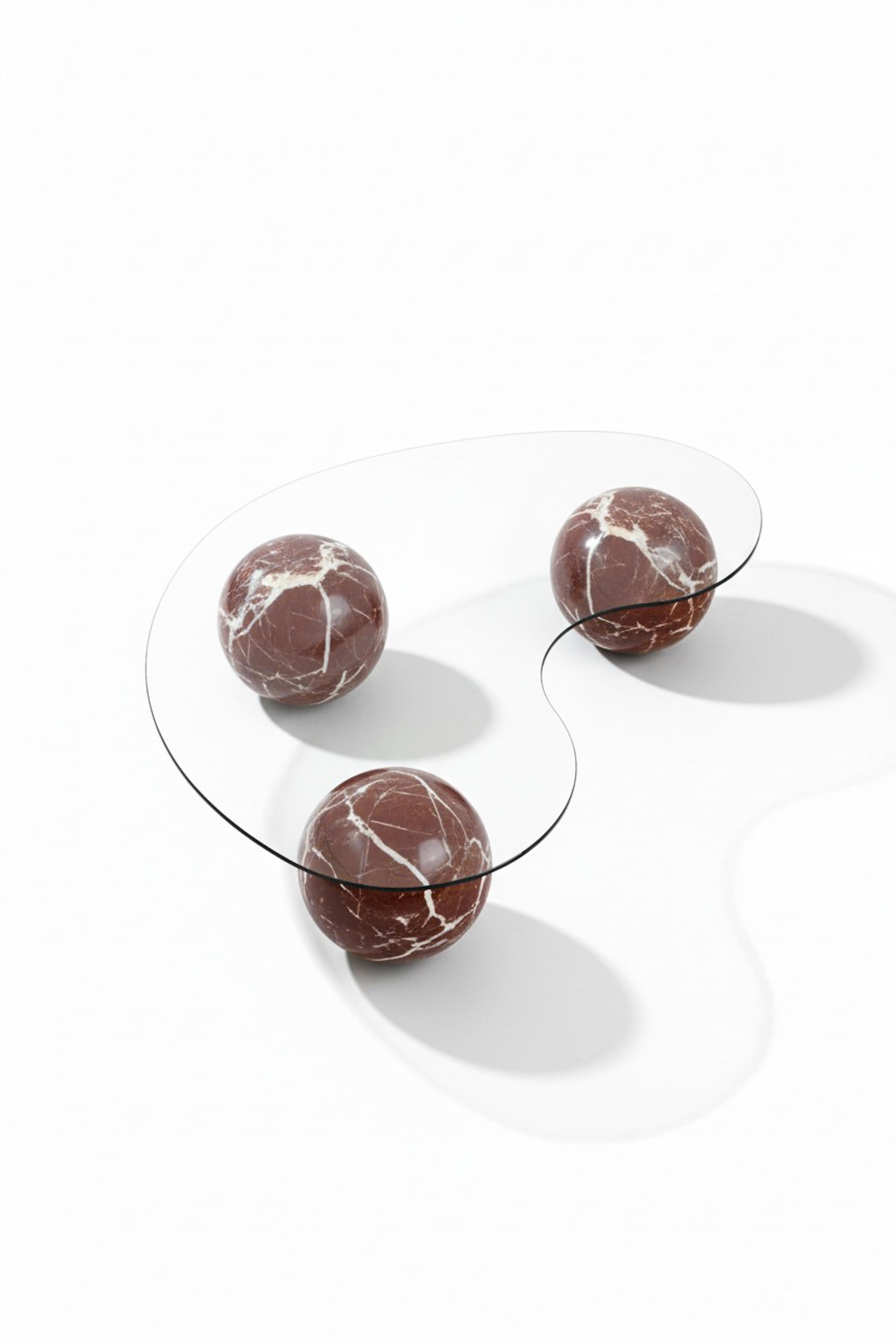 Sculpté à la main Table basse en marbre rouge à 3 boules Rosso Levanto - Table basse ronde en verre et marbre en vente