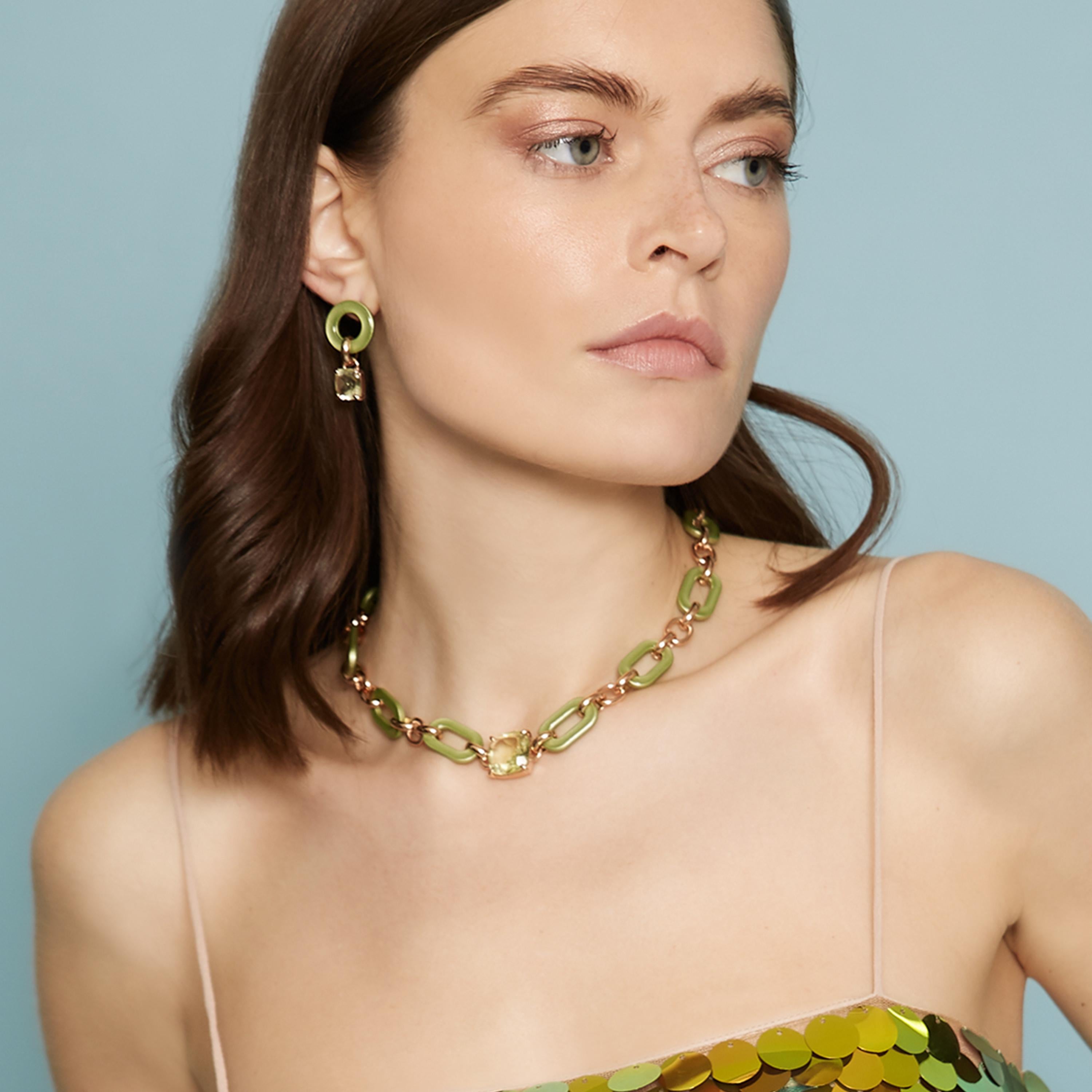 ROSSOPREZIOSO chain choker is hand made in Italy, in hand-made lacquered and enameled olive wood, 24-karat gold plated anti-allergic metal, embellished with hydrothermal quartz.
The color of the wood is a brilliant orange and the gem is a deep dark