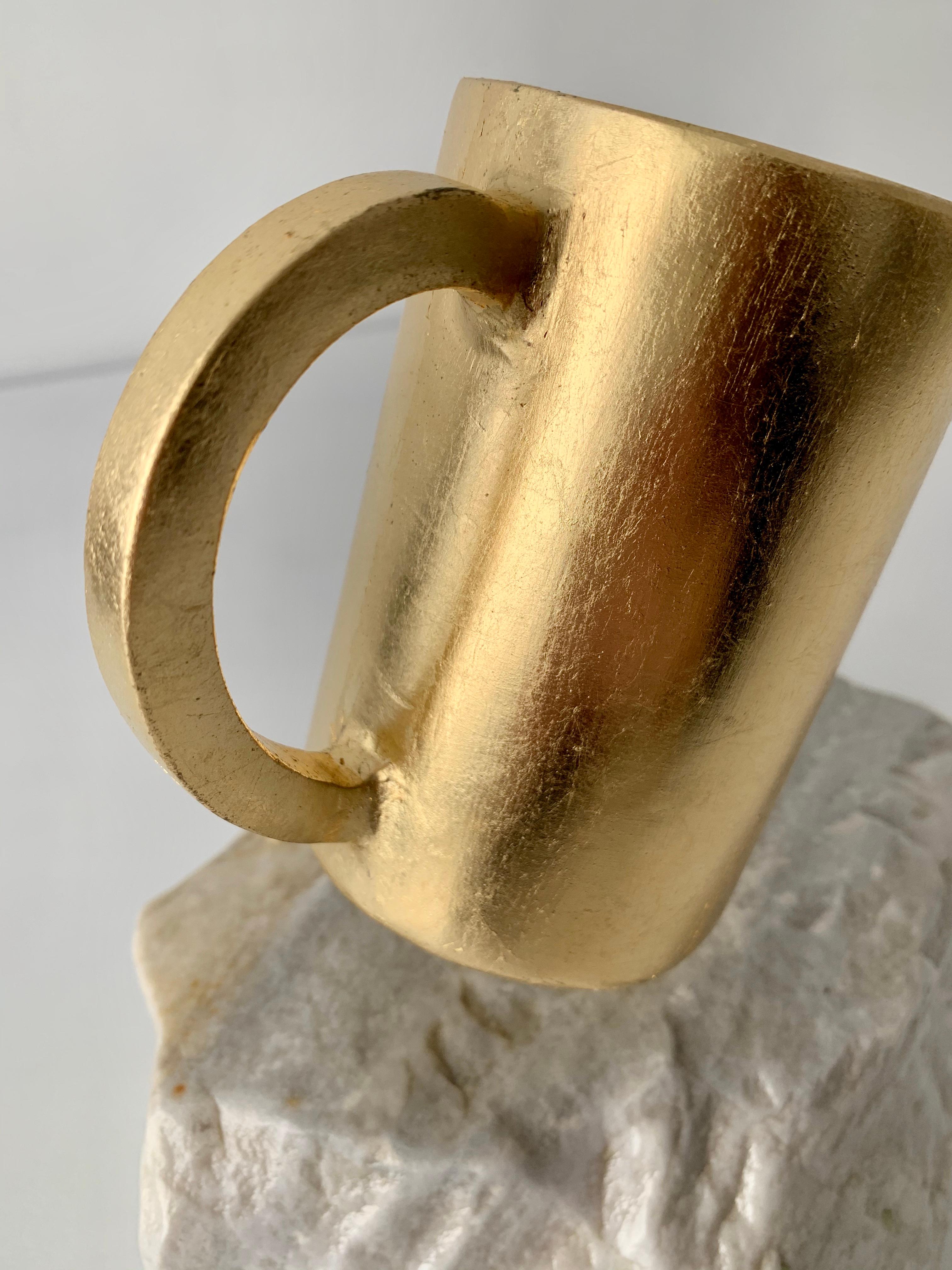 Original Skulptur TEA CUP Büro aus Gold und weißem Stahl und Marmor – Sculpture von Rostyslav Kozhman