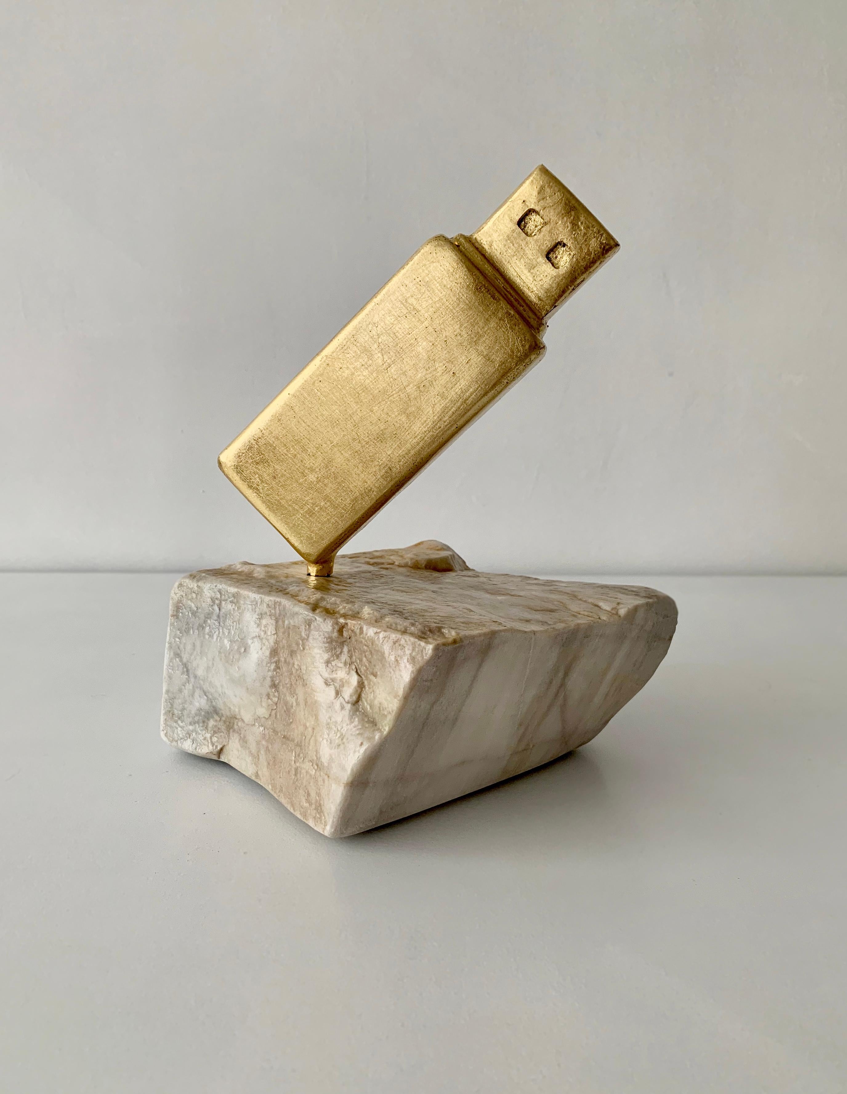 Die Original-Skulptur USB Flash in Gold und Weiß aus Stahl und Marmor für das Büro (Geometrische Abstraktion), Sculpture, von Rostyslav Kozhman