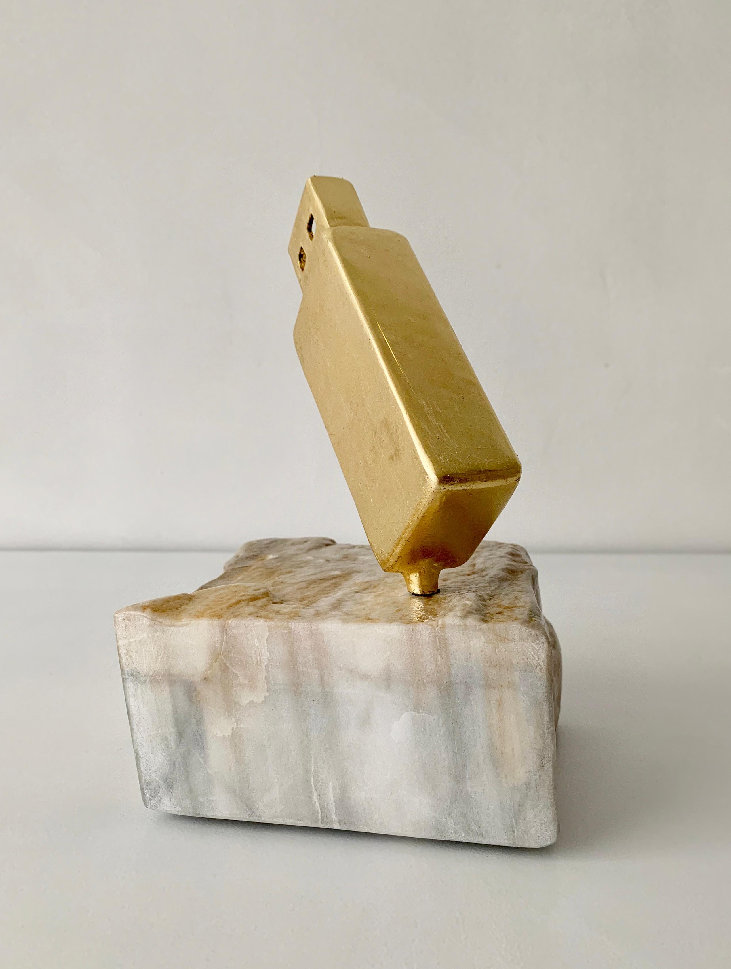Die Original-Skulptur USB Flash in Gold und Weiß aus Stahl und Marmor für das Büro (Grau), Figurative Sculpture, von Rostyslav Kozhman