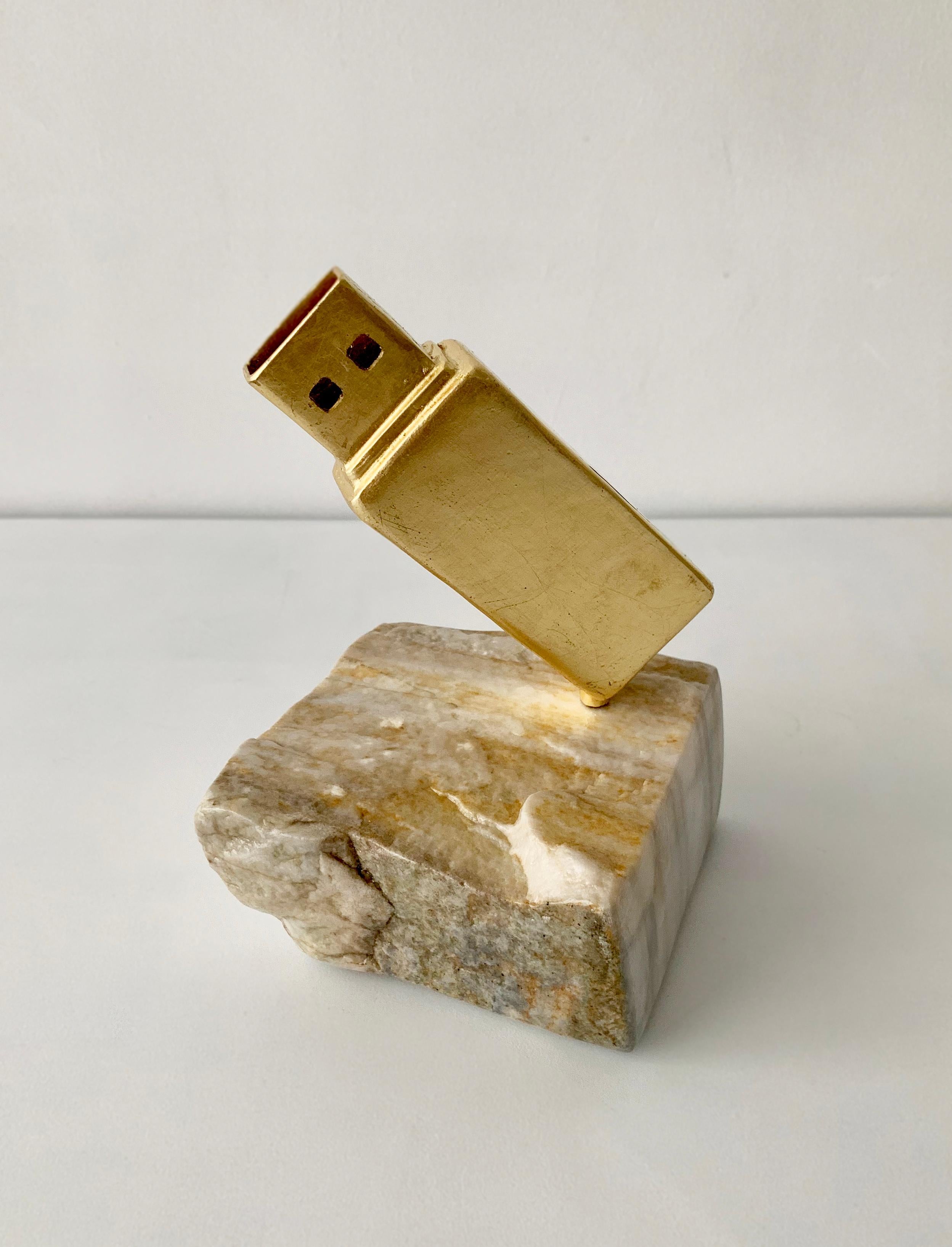 Die Original-Skulptur USB Flash in Gold und Weiß aus Stahl und Marmor für das Büro im Angebot 1