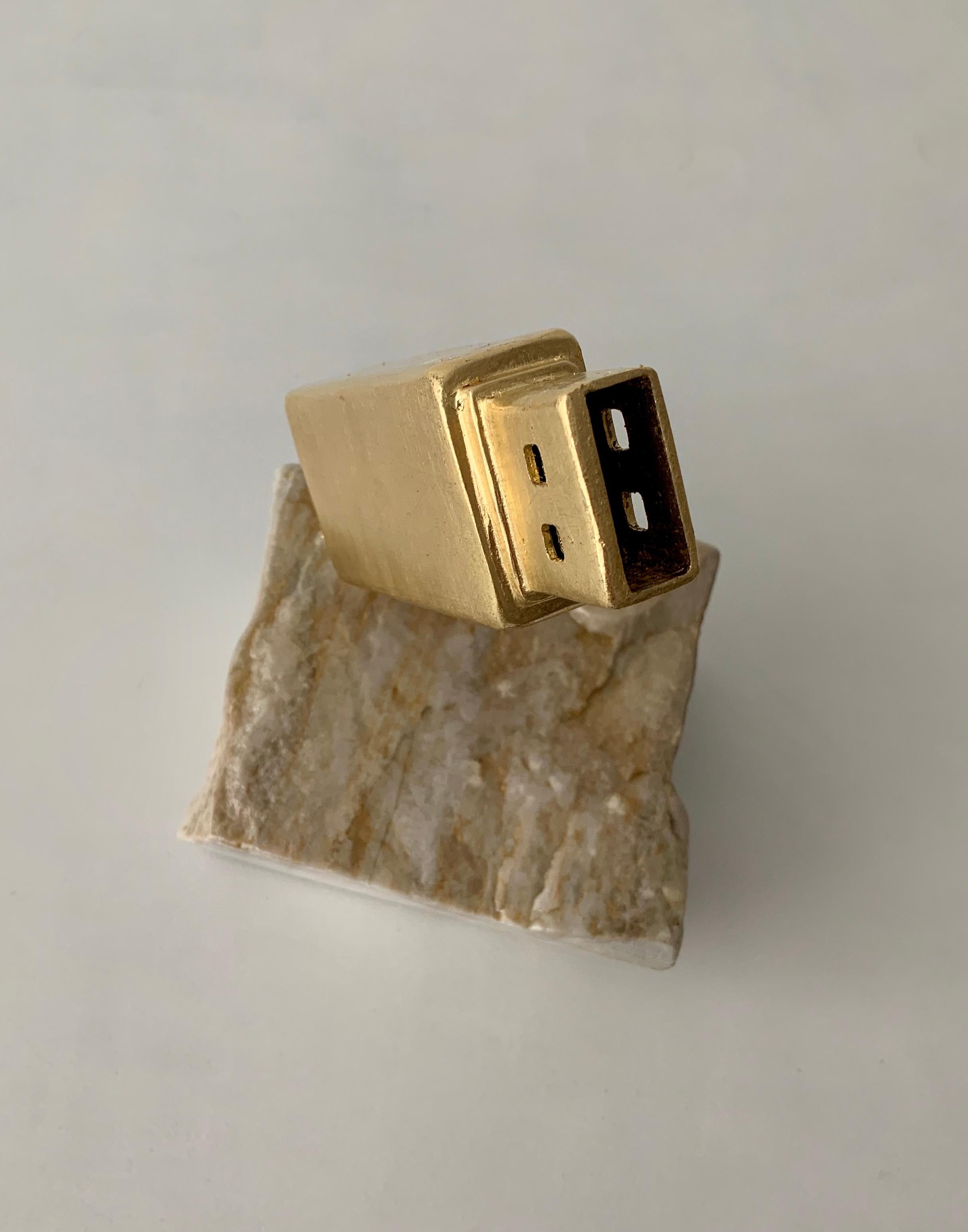 Die Original-Skulptur USB Flash in Gold und Weiß aus Stahl und Marmor für das Büro im Angebot 2