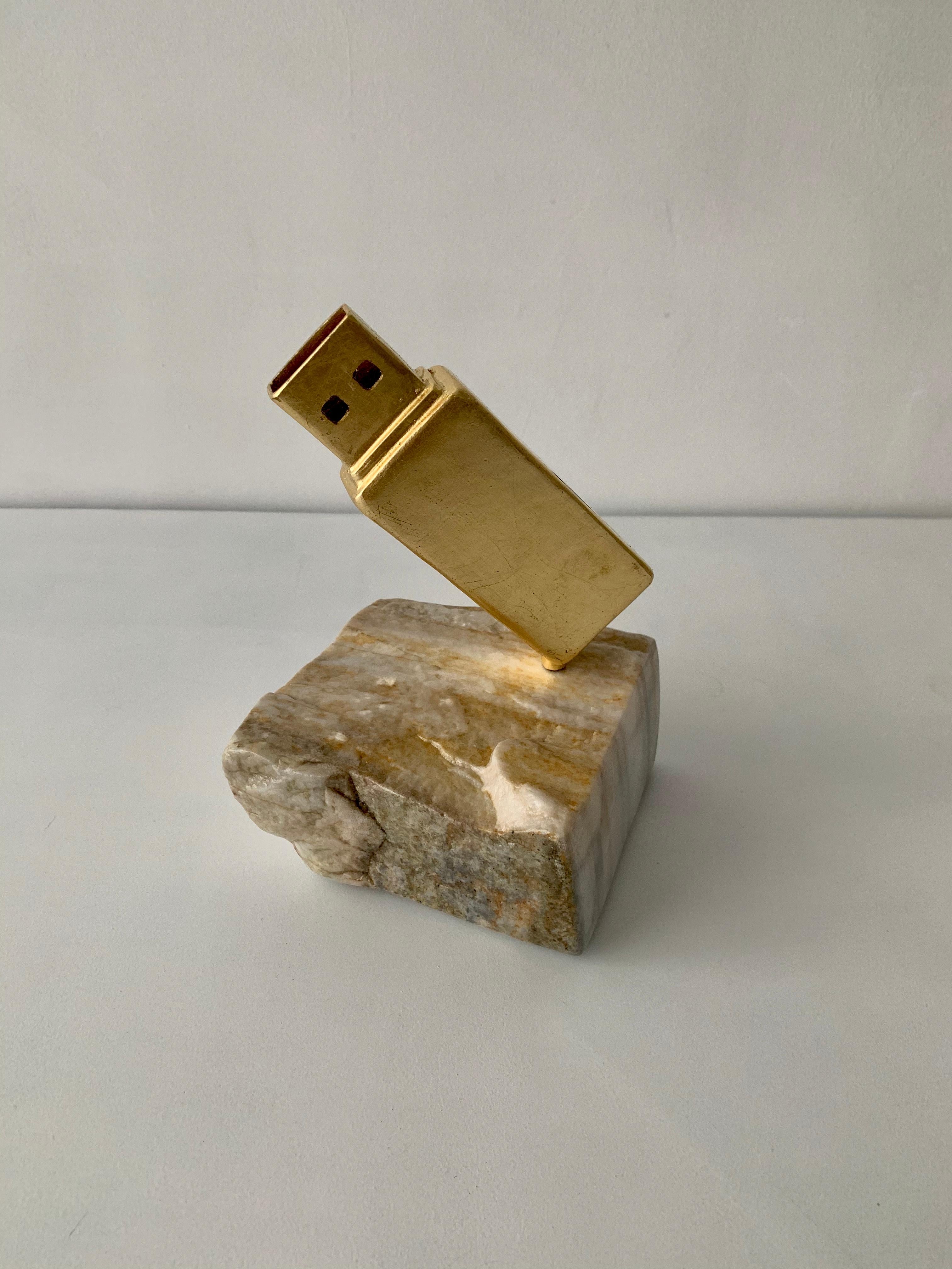 Rostyslav Kozhman Figurative Sculpture – Die Original-Skulptur USB Flash in Gold und Weiß aus Stahl und Marmor für das Büro