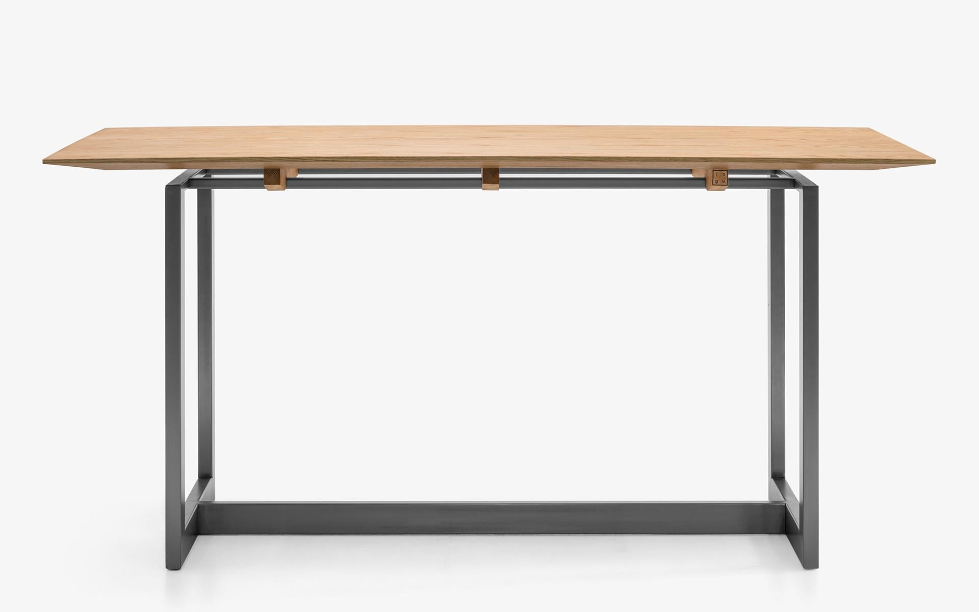 Ein kompakter Arbeitstisch, der mit seinen stabilen Beinen und seiner fesselnden Tischplatte einen dekorativen Akzent in Ihrem Zuhause oder Büro setzt. Er bietet Ihnen eine stilvolle Oberfläche in Ihrem Arbeitsbereich, auf der Ihre Gedanken und