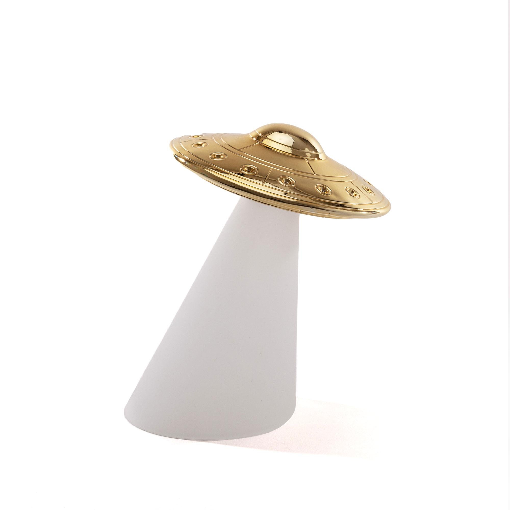 An original souvenir from the cult city of Roswell in New Mexico, site of the alleged alien accident in 1947. The UFO conspiracy lands on your table or nightstand. A cult, kitsch and retro American-inspired souvenir.