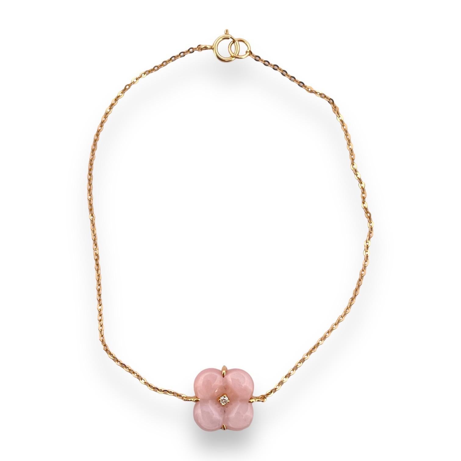 The 18K yellow gold rosy mother of pearl clover bracelet is a dazzling and refined accessory that seamlessly blends classic elegance style.
Crafted from solid 18-karat yellow gold, the bracelet features a series of clover motifs, each adorned with