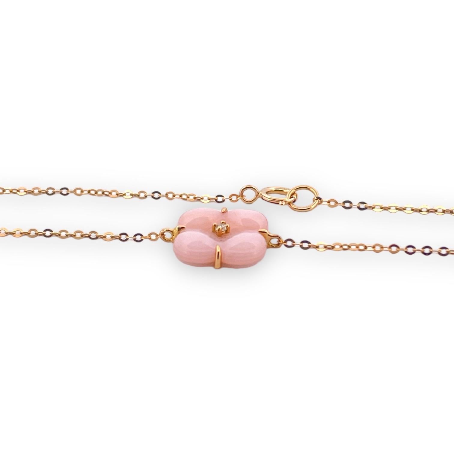 Round Cut Rosy Mother Of Pearl Clover Natural Diamond Bracelet 18K Gold For Sale