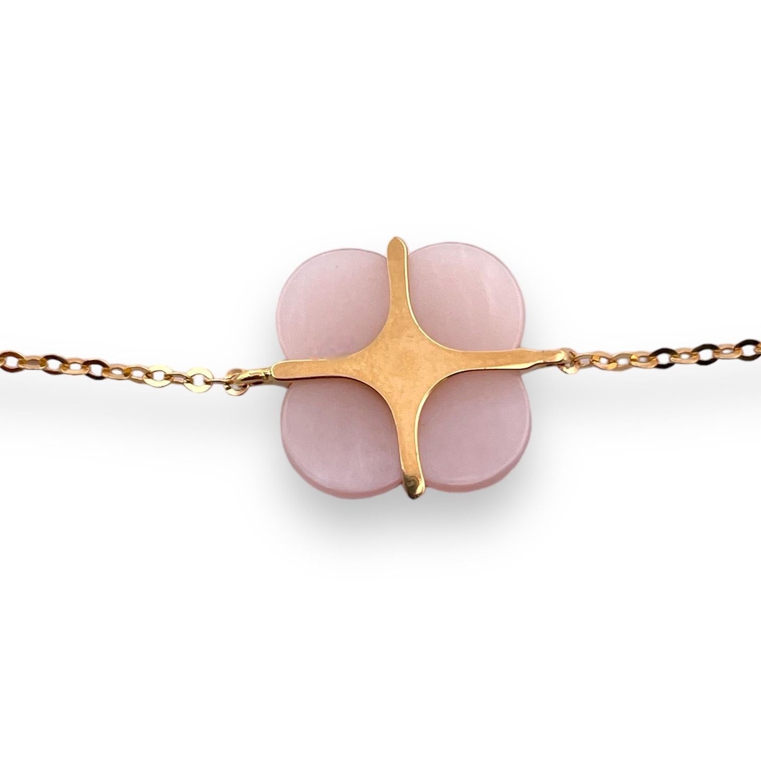 Rosy Mother Of Pearl Clover Natural Diamond Bracelet 18K Gold In Good Condition For Sale In New York, NY