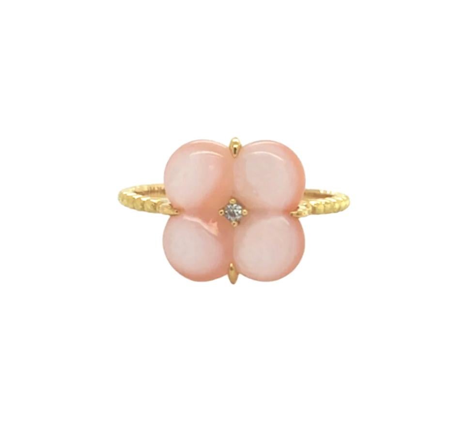 18K yellow gold rosy mother of pearl clover design diamond ring is an exquisite piece of jewelry that seamlessly blends elegance with a touch of whimsy.
Crafted from high-quality 18-karat yellow gold, the ring showcases a delicate clover design