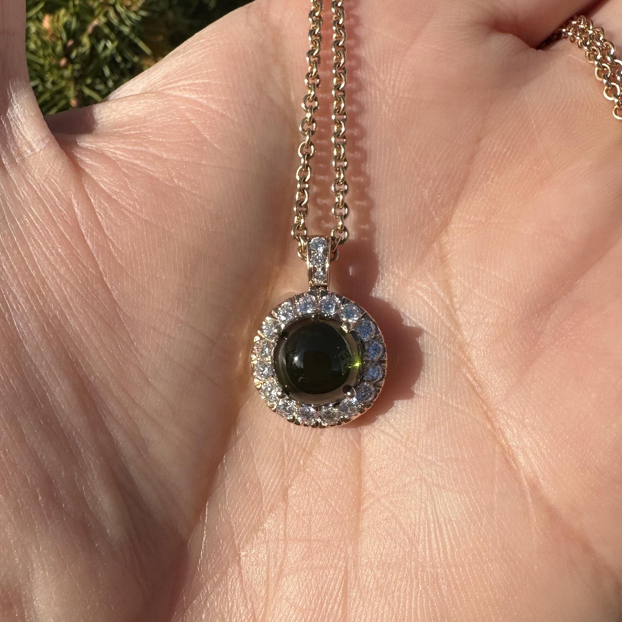 Collana con ciondolo a raggiera in oro giallo rosato di alta qualità con tormalina verde e diamanti in vendita 7