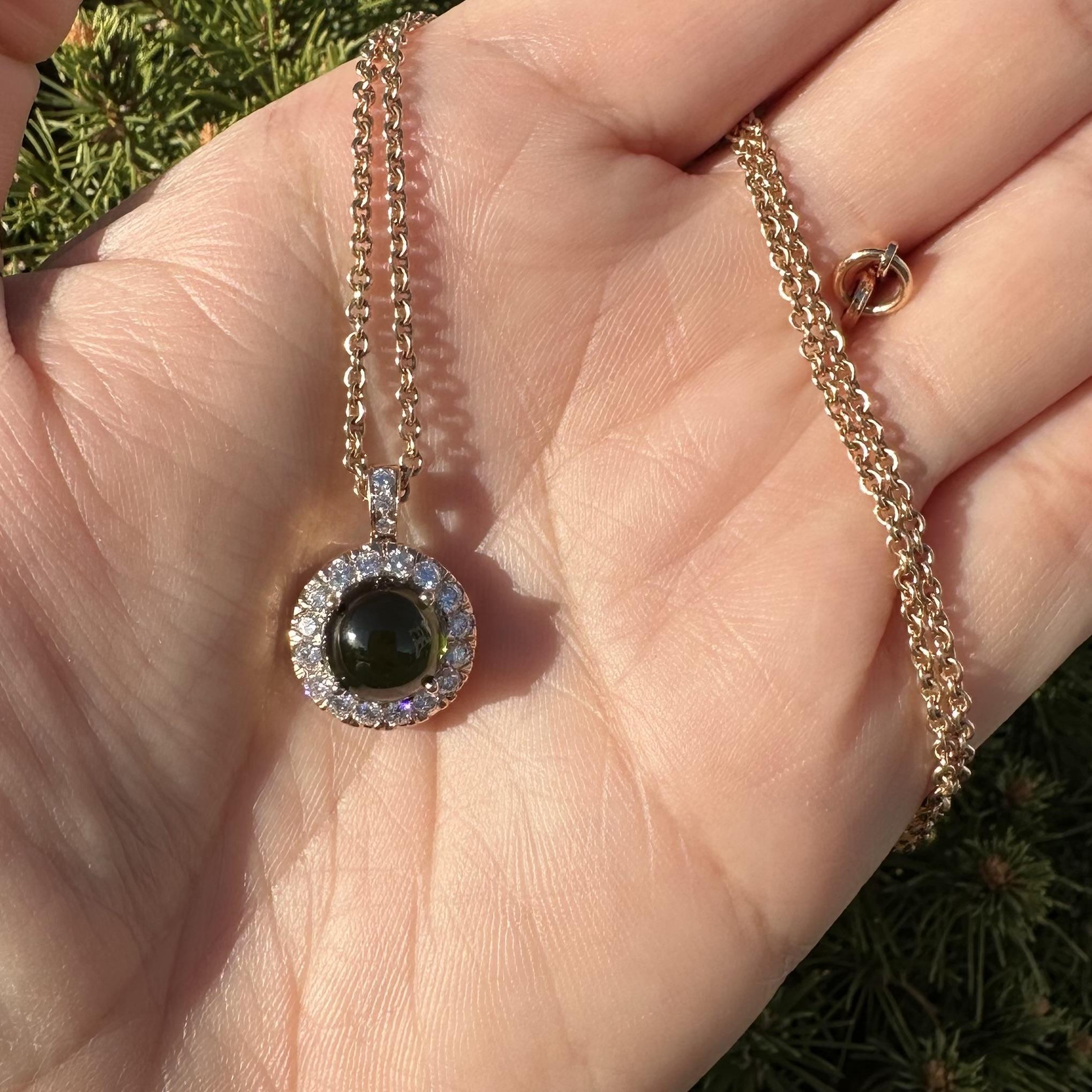 Collana con ciondolo a raggiera in oro giallo rosato di alta qualità con tormalina verde e diamanti in vendita 9