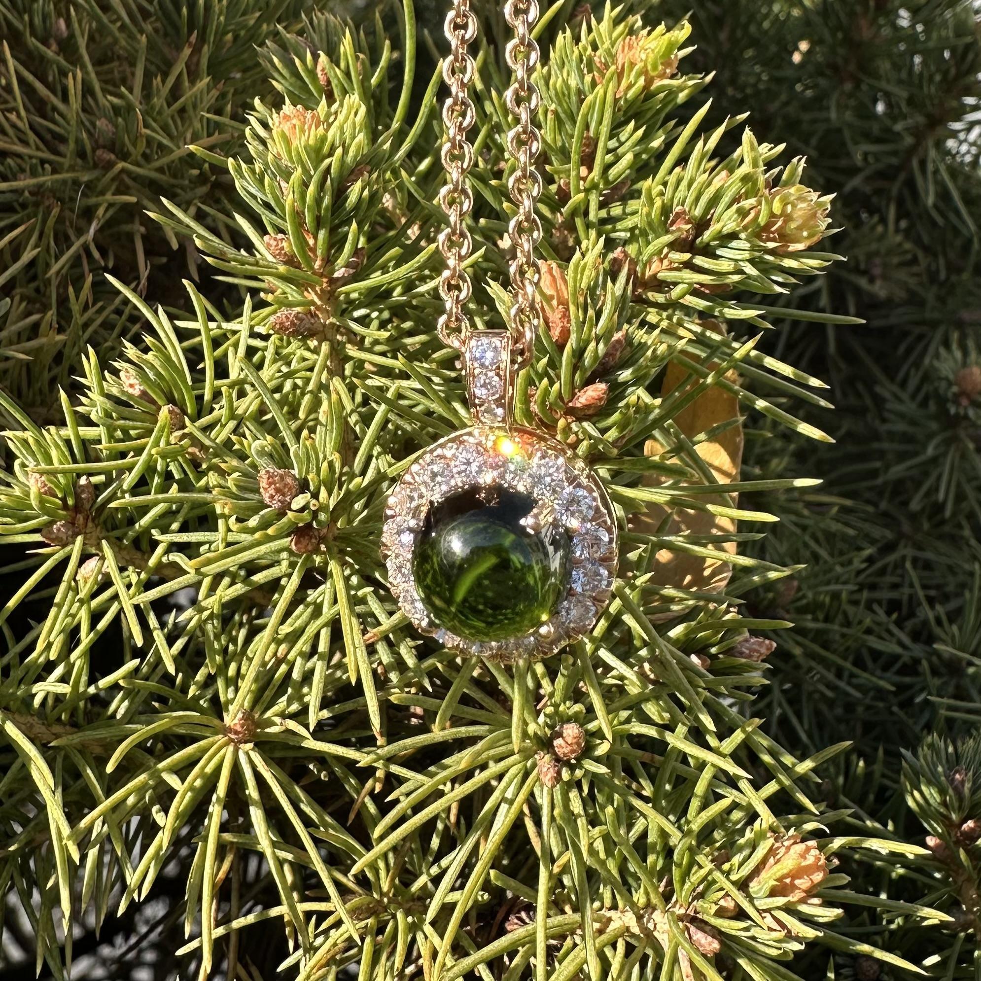 Collana con ciondolo a raggiera in oro giallo rosato di alta qualità con tormalina verde e diamanti in vendita 10
