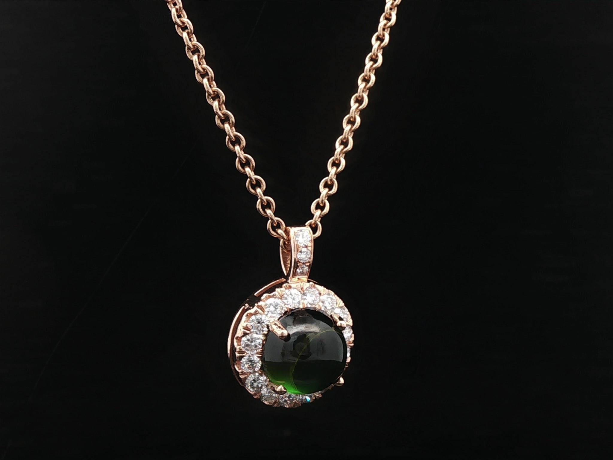 Collana con ciondolo a raggiera in oro giallo rosato di alta qualità con tormalina verde e diamanti In condizioni buone in vendita a Montclair, NJ