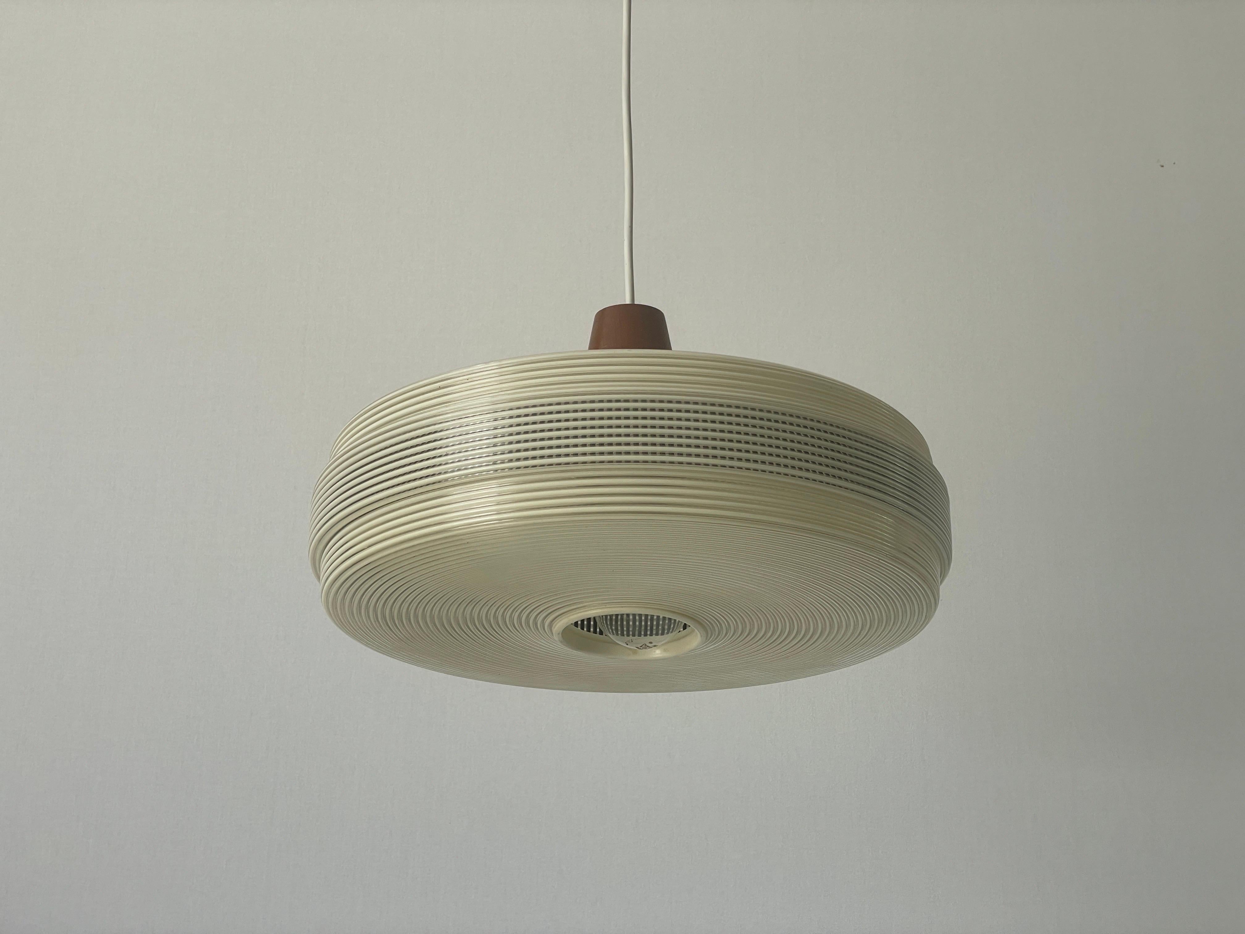 Rara lámpara de techo Rotaflex de Yasha Heifetz con detalle de teca, años 60 Alemania

Lámpara colgante de diseño elegante y minimalista

Piezas de teca y pantalla de plástico Abs (rotaflex)
La pantalla está en buen estado y muy limpia. 
Esta