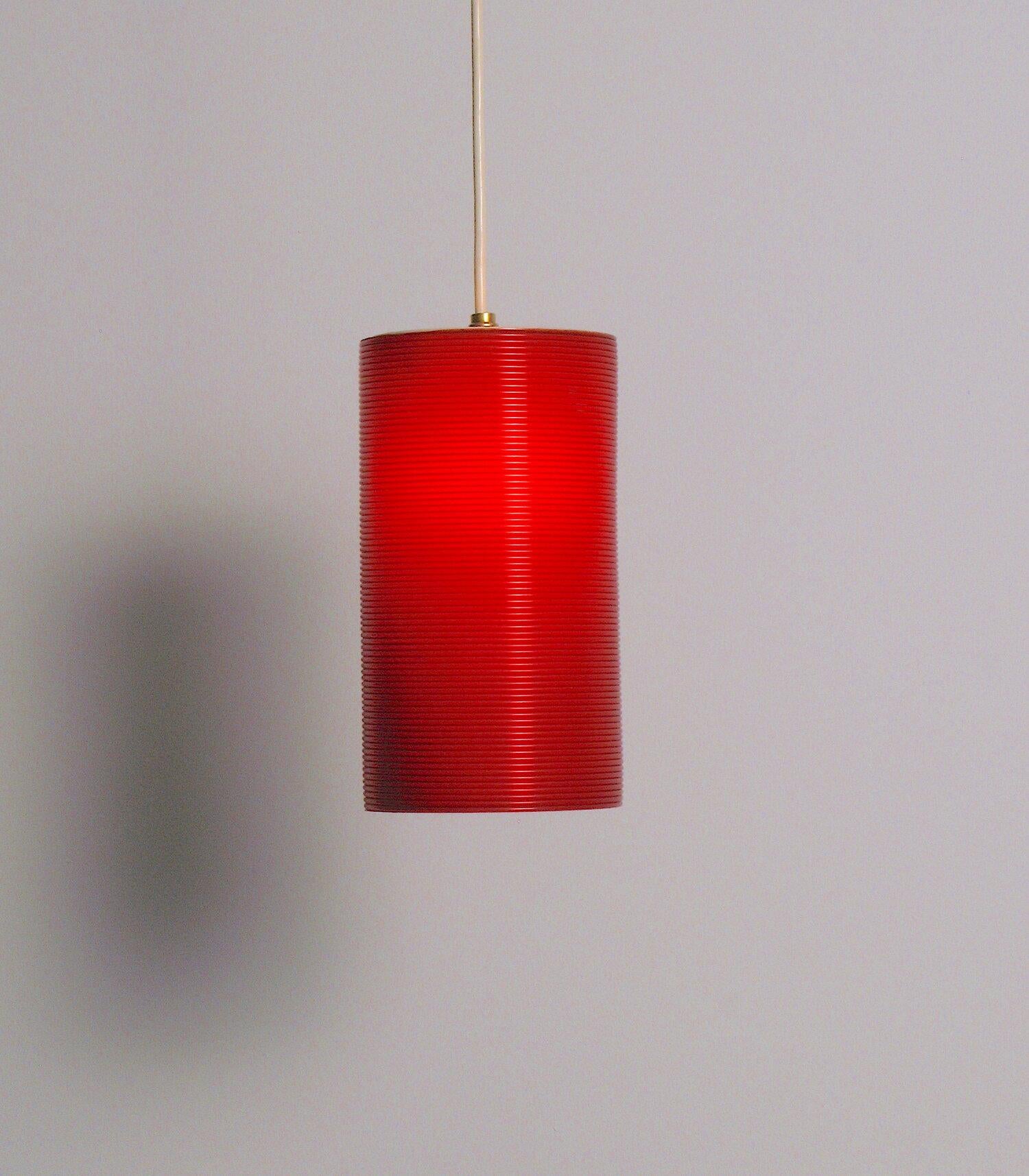 Rubinrote, röhrenförmige Lampe, entworfen von John und Sylvia Reid für Rotaflex. Neu verdrahtet mit einer E-12-Kandelaber-Fassung und einem runden Kunststoffkabel.