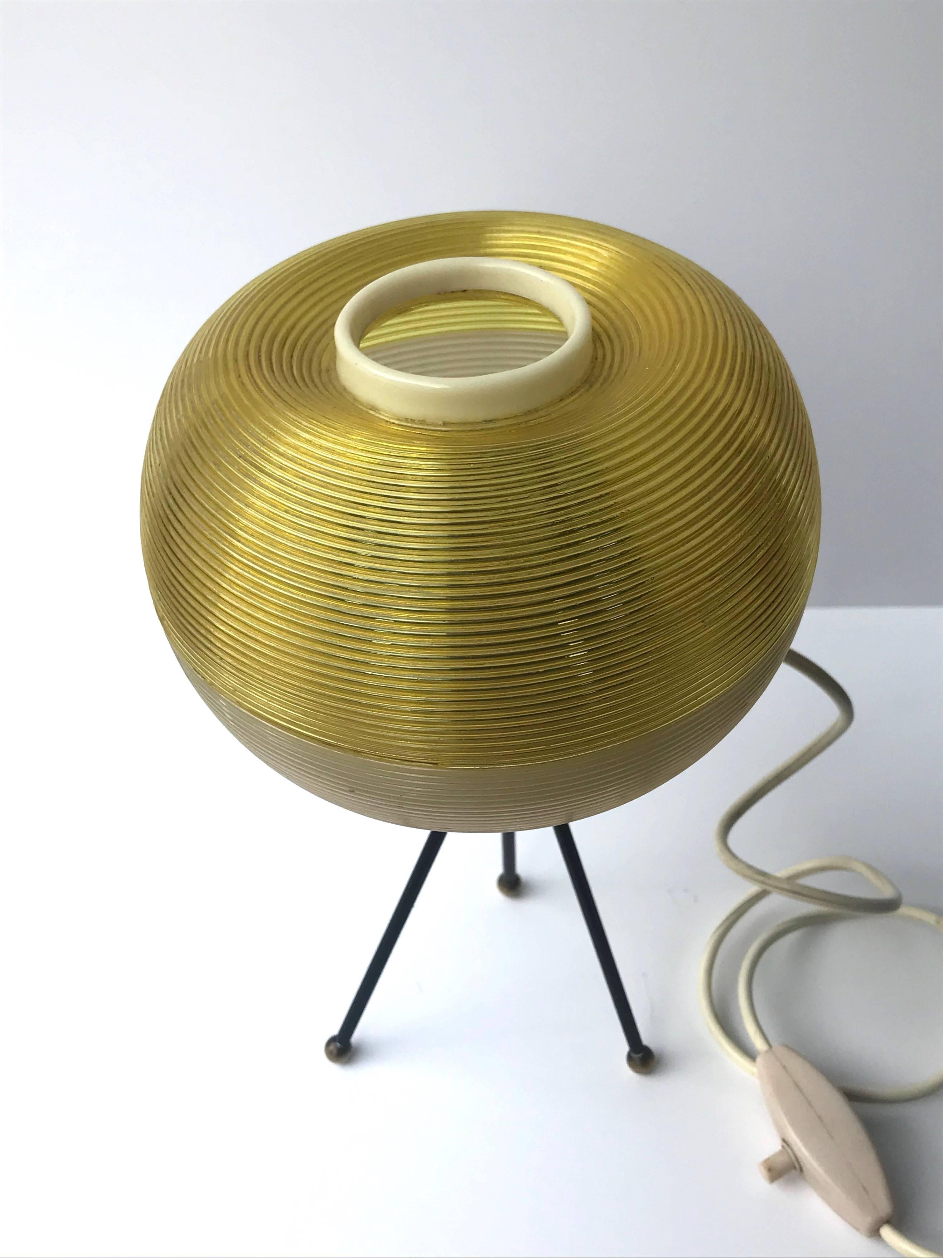 Very rare lamp design of the years 50.
Creator Pierre Guariche (1926-1995),
Editor: Disderot
Tripoded black metal lacquer base on brass balls
Supporting a bicolor rotaflex diffuser.
Socket screw e27. Push-button switch.
Bibliography: The