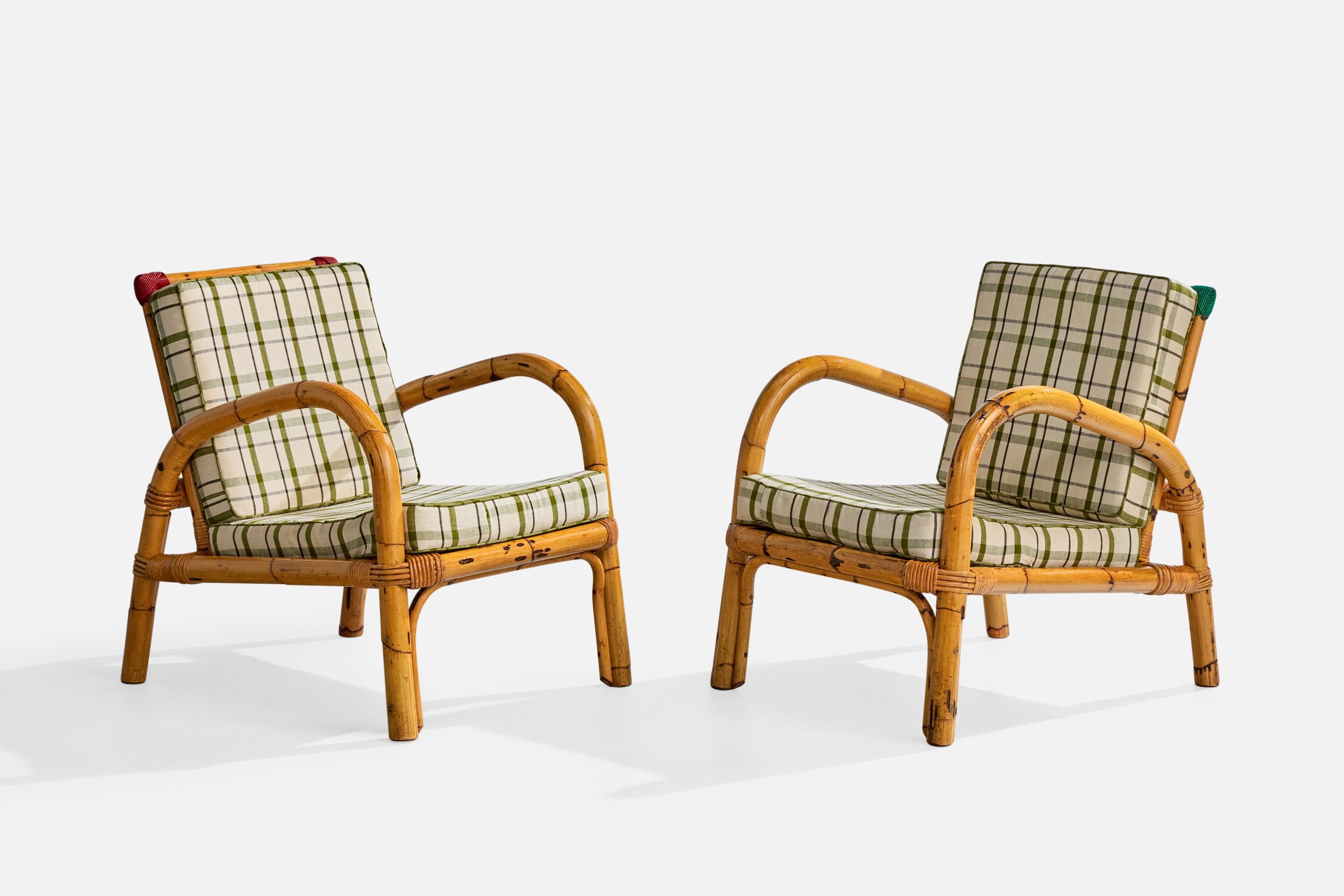 Paire de chaises longues en bambou moulé, rotin et tissu fabriquées par Rotan, Turin, Italie, C.I.C.

Usure correspondant à l'âge et à l'usage.

Dimensions globales (pouces) : 30.5 