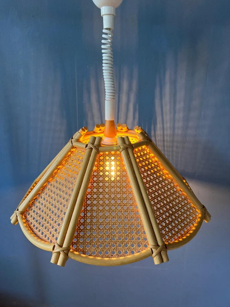 Lampe à suspension rotative style Boho en rotin, lampe vintage en bambou, 1970 Excellent état - En vente à ROTTERDAM, ZH