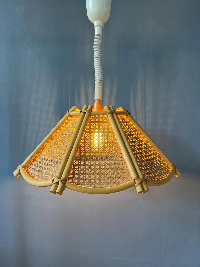 20ième siècle Lampe à suspension rotative style Boho en rotin, lampe vintage en bambou, 1970 en vente