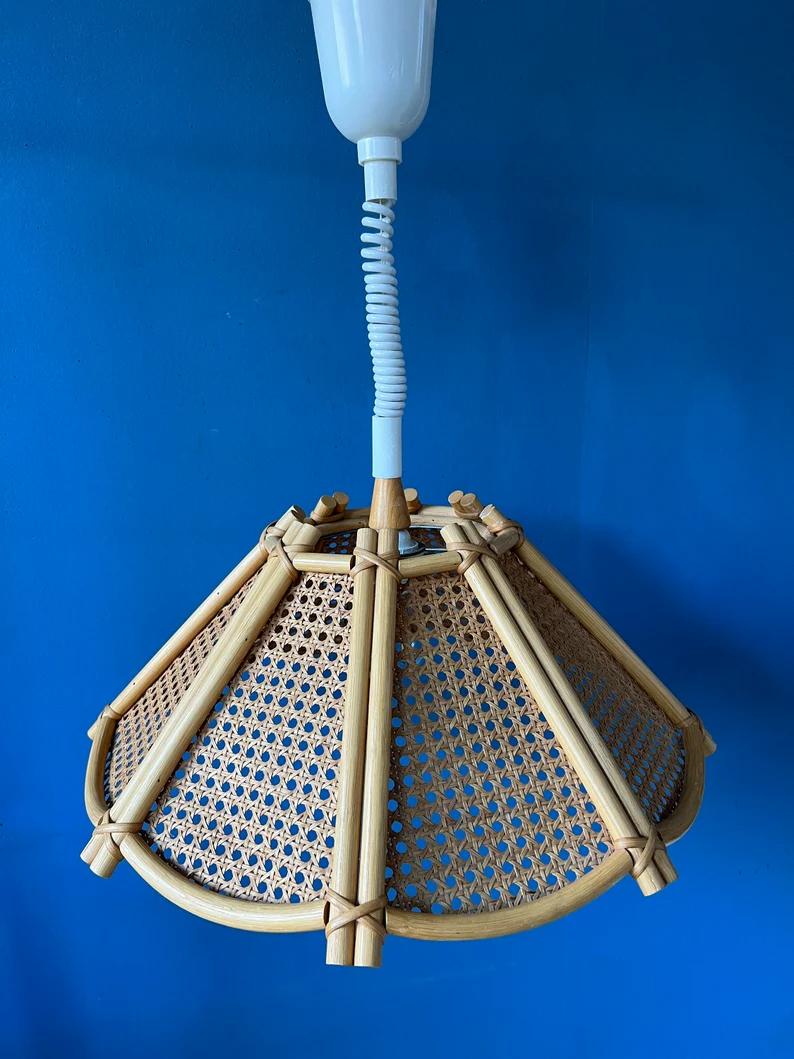 Lampe à suspension rotative style Boho en rotin, lampe vintage en bambou, 1970 en vente 1