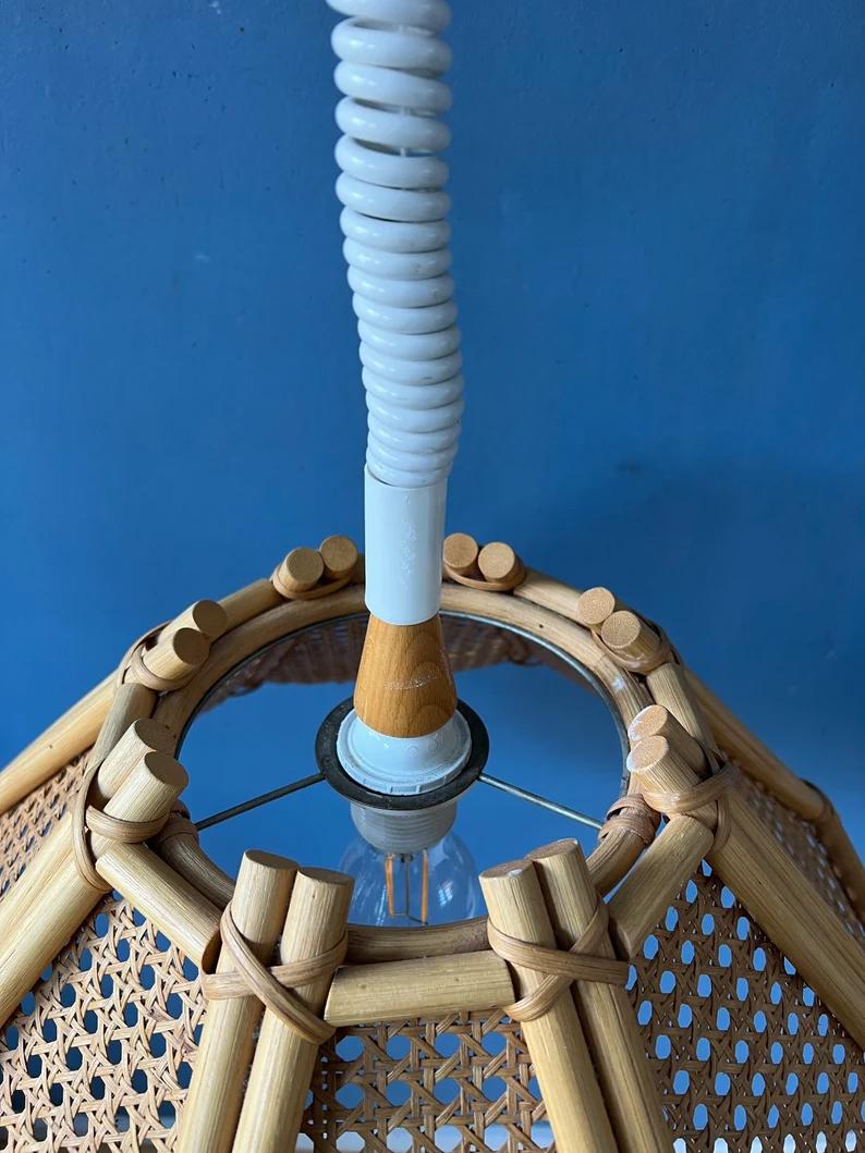 Lampe à suspension rotative style Boho en rotin, lampe vintage en bambou, 1970 en vente 3