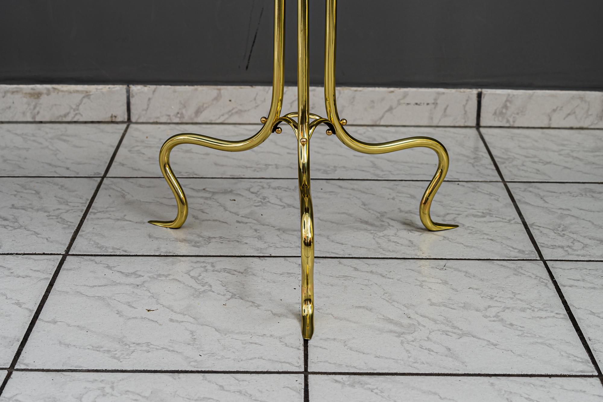 Rotatable magzine rack vienna around 1920s
Brass parts polished and stove enamelled
Wood polished.
