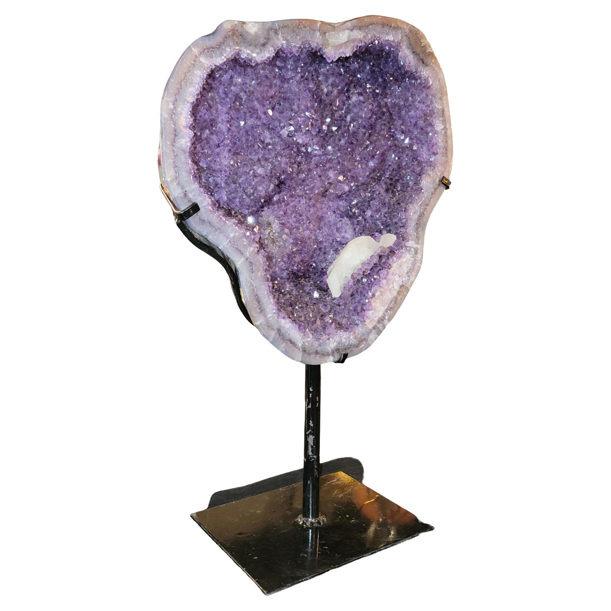 Drehende Achatgeode mit Amethystkristallen