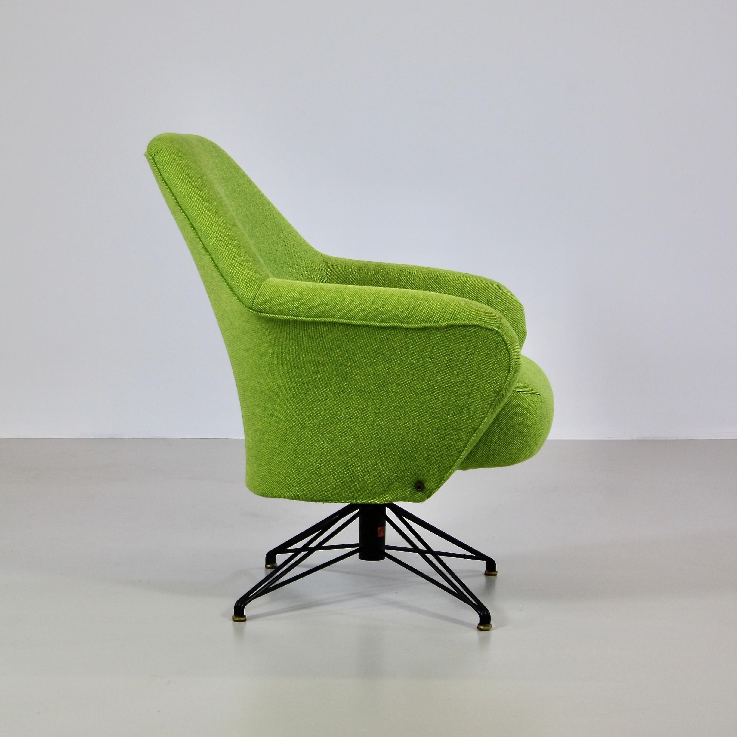 Mid-20th Century Rotating Armchair by Osvaldo Borsani, Tecno