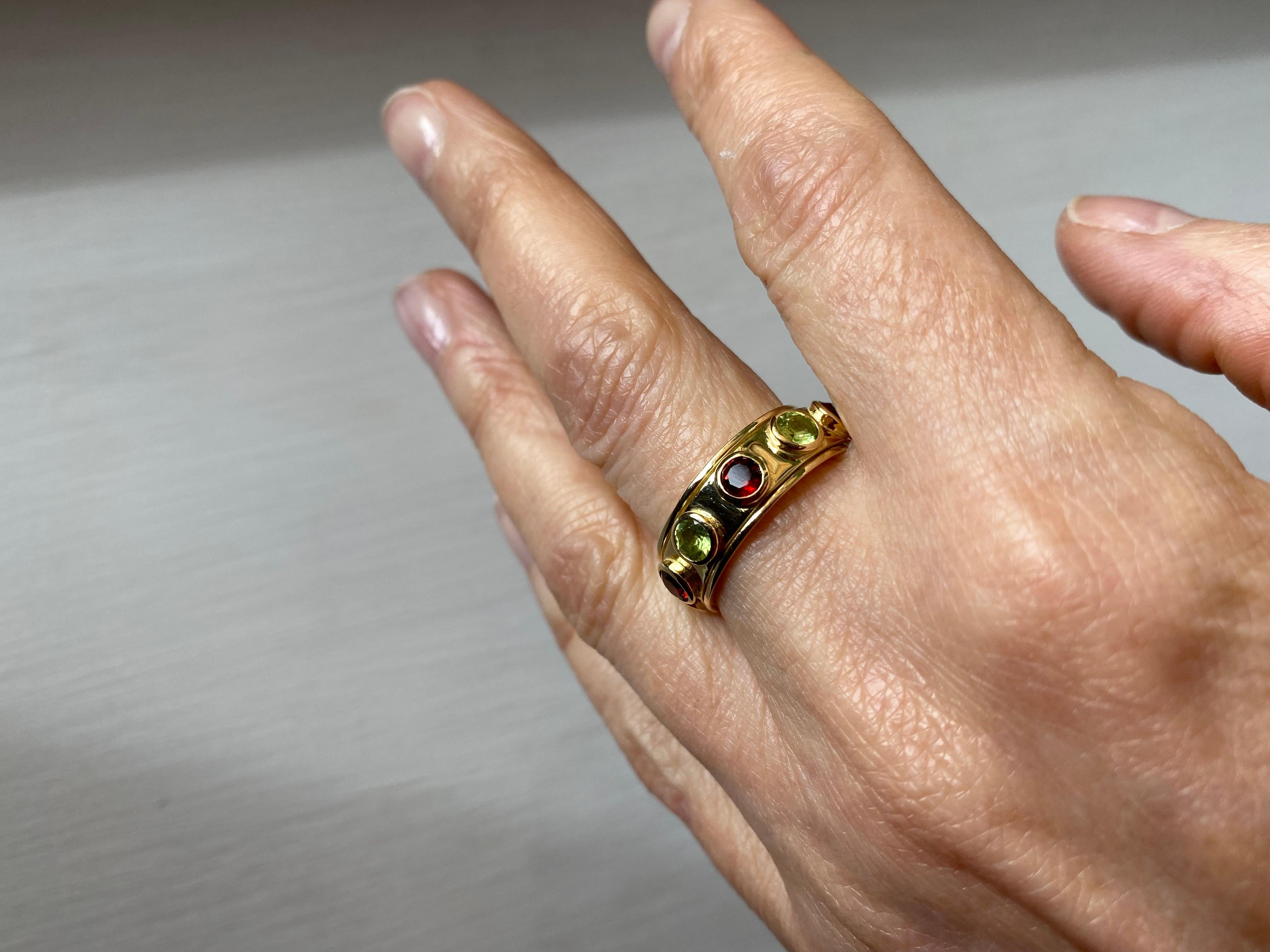 Rotating Band Ring 18 Karats Yellow Gold Garnet Peridot Design Ring For Sale 1