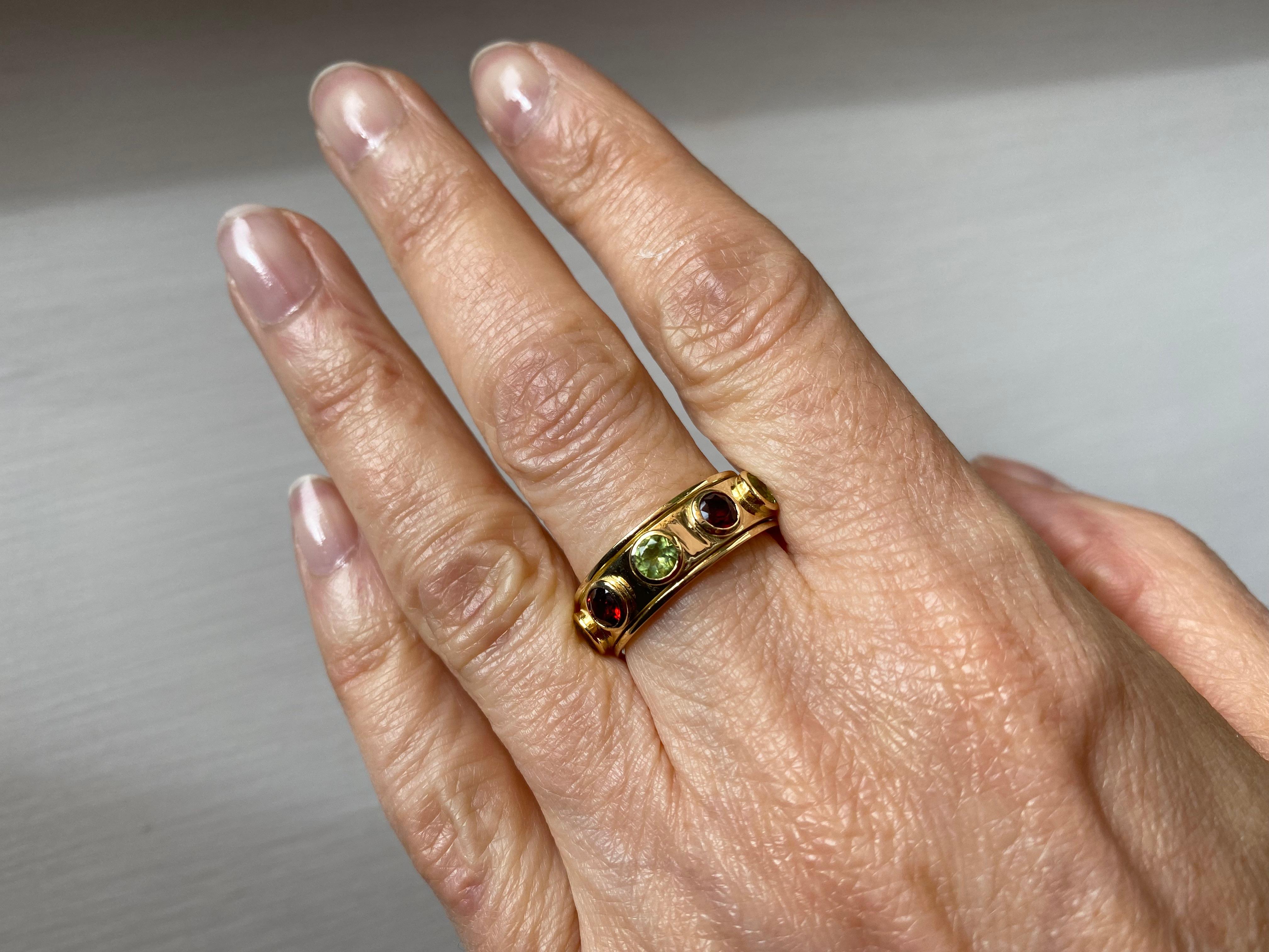 Rotating Band Ring 18 Karats Yellow Gold Garnet Peridot Design Ring For Sale 3