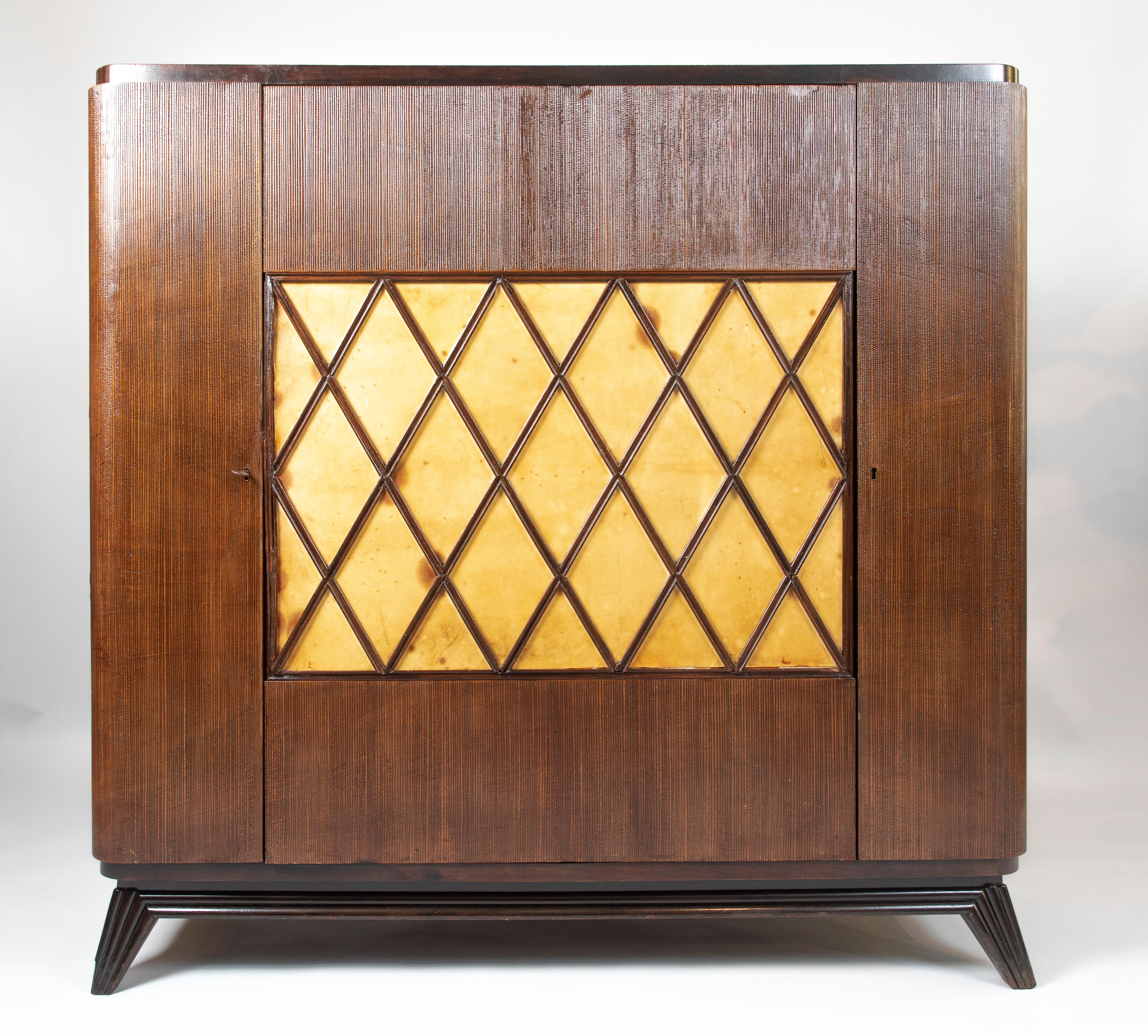 Osvaldo Borsani Rotating Cabinet bar , unique piece with the Expertise of Fondazione Borsani Archive
In walnut, mirror glass, brass and parchment