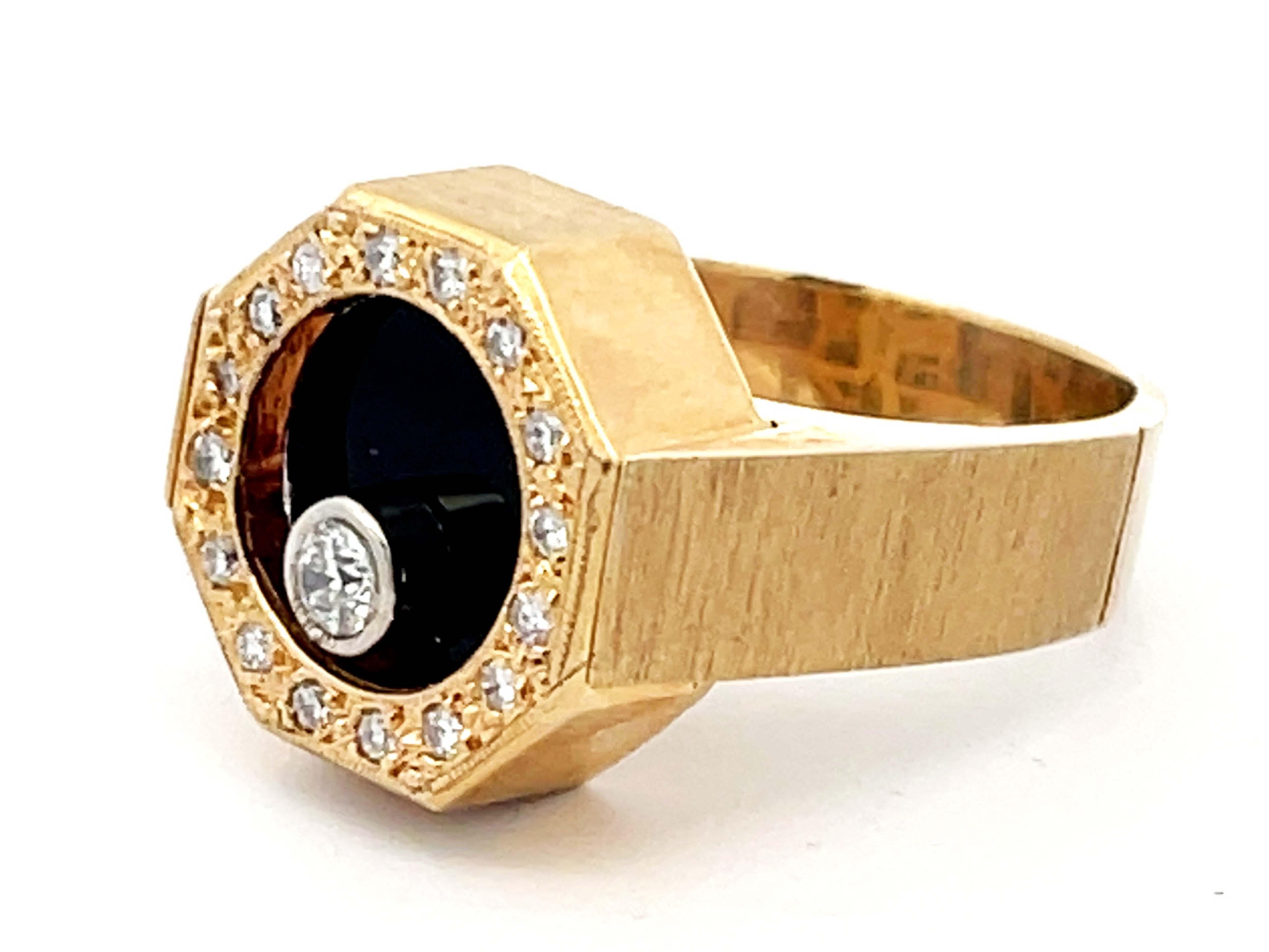 Rotating Diamond Ring on Black Onyx with Diamond Halo in 14k Yellow Gold In Excellent Condition For Sale In Honolulu, HI