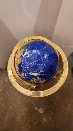 Globe terrestre rotatif en fausse pierre dure avec cadre en laiton