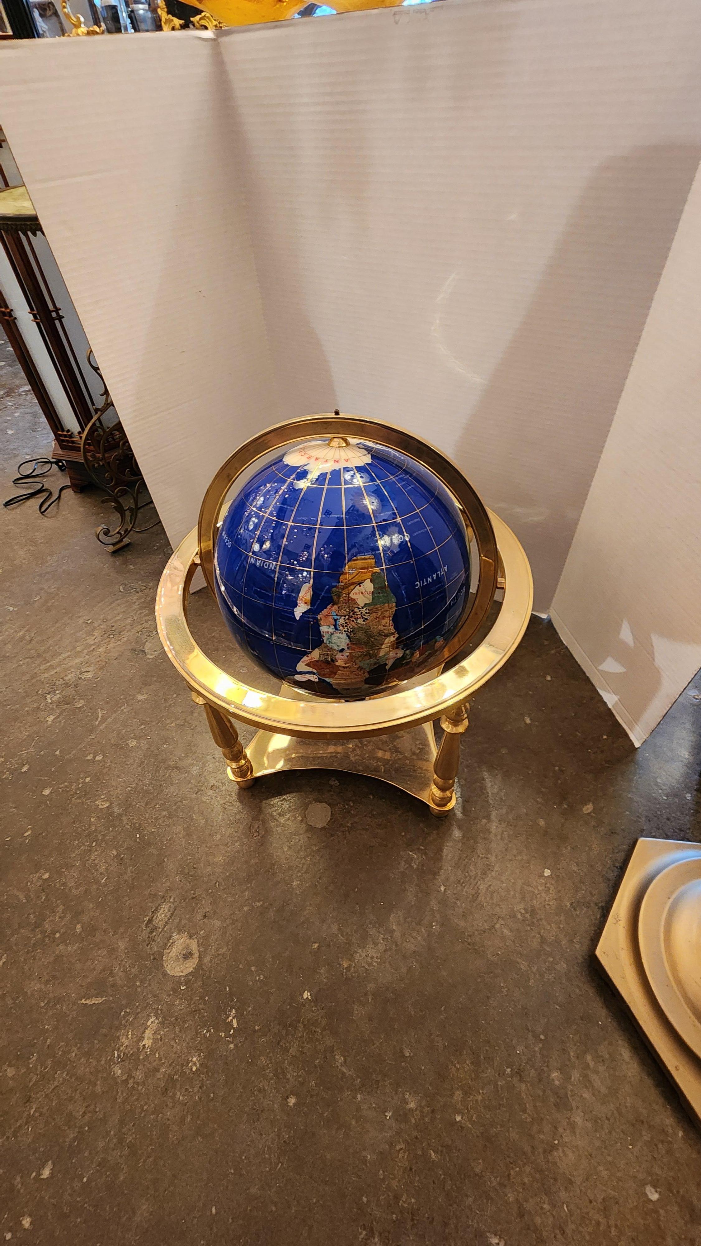 Moderne Globe terrestre rotatif en fausse pierre dure avec cadre en laiton en vente