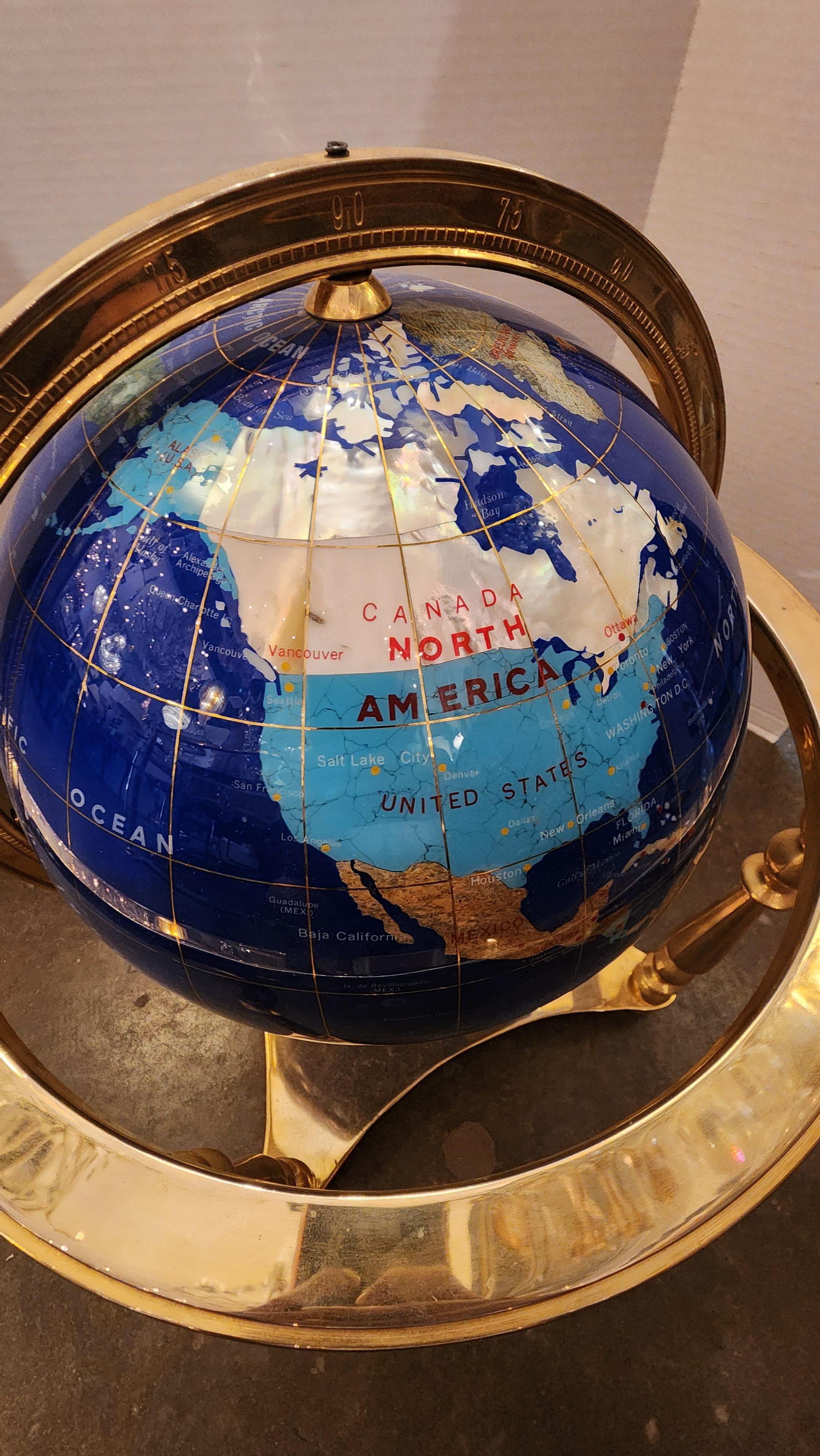20ième siècle Globe terrestre rotatif en fausse pierre dure avec cadre en laiton en vente