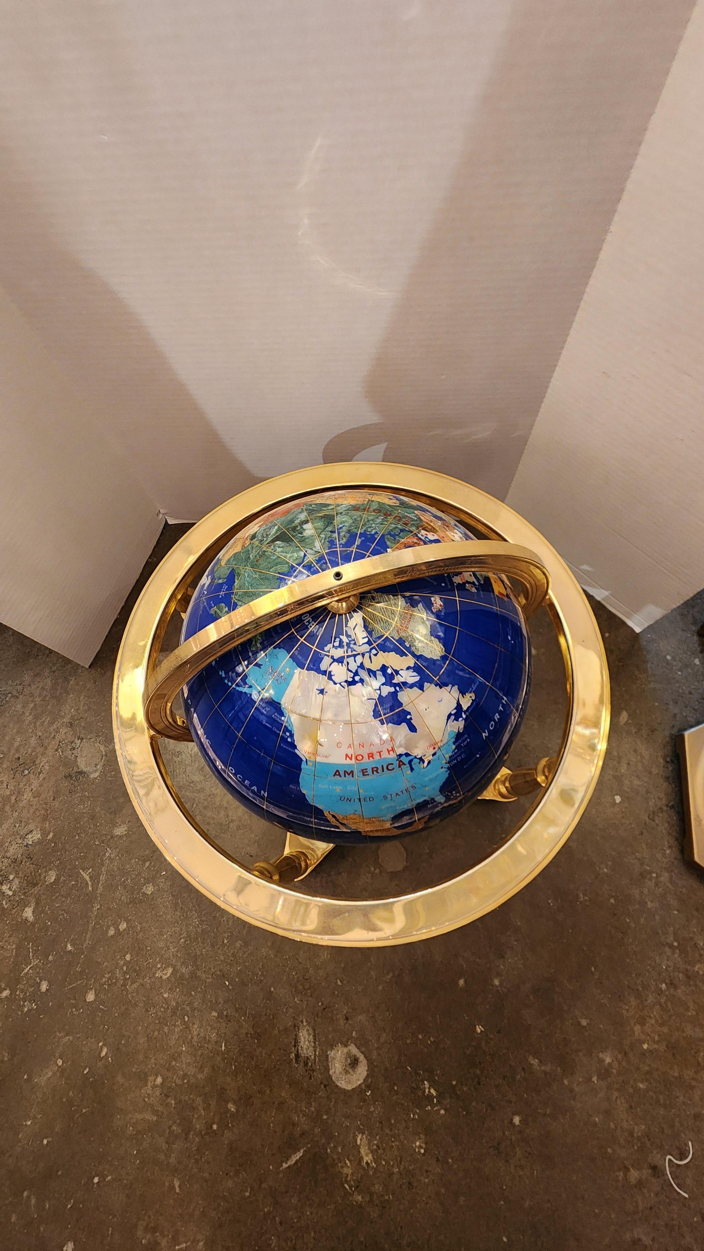 Laiton Globe terrestre rotatif en fausse pierre dure avec cadre en laiton en vente