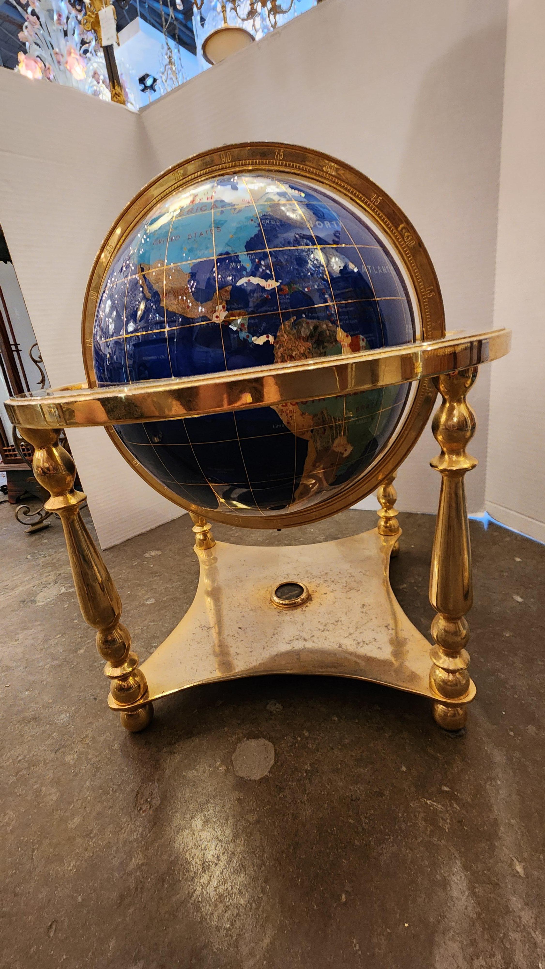 Globe terrestre rotatif en fausse pierre dure avec cadre en laiton en vente 1