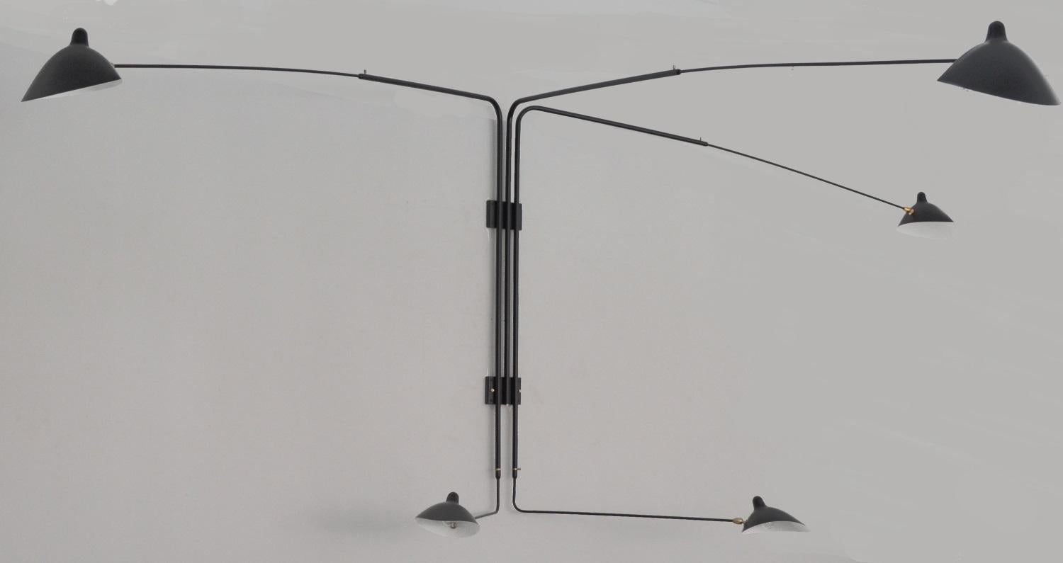 Une applique plus grande avec deux bras longs identiques et trois bras plus courts de longueurs variables, cette lampe peut éclairer une grande surface d'un mur ou d'une pièce. Chaque tête de lampe est rotative et inclinable.

Disponible en blanc ou