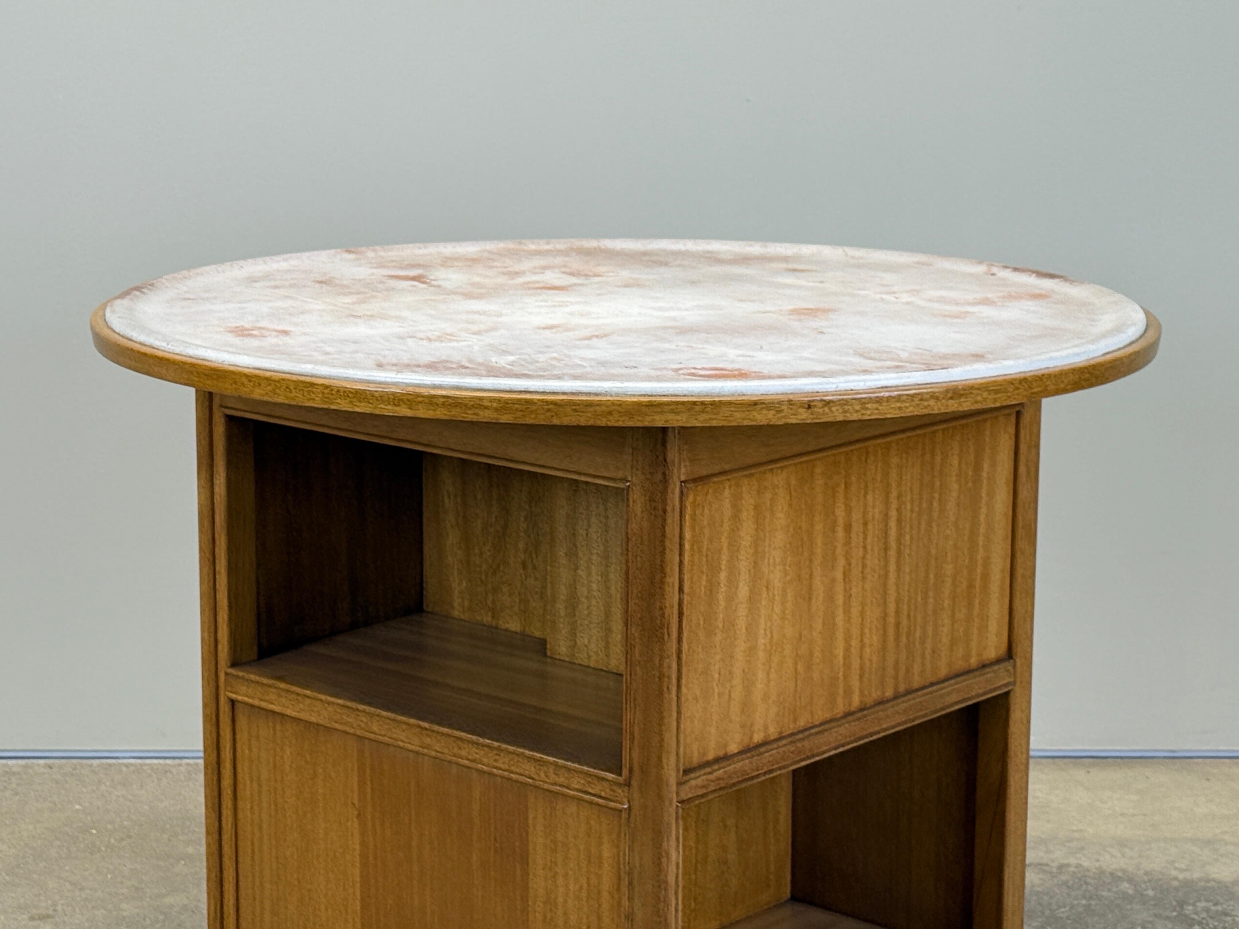 Mesa de biblioteca de caoba blanqueada con tablero de cuero patinado. La mesa gira mientras la parte superior y la base permanecen inmóviles.  Diseñado por Edward Wormley para Dunbar. 