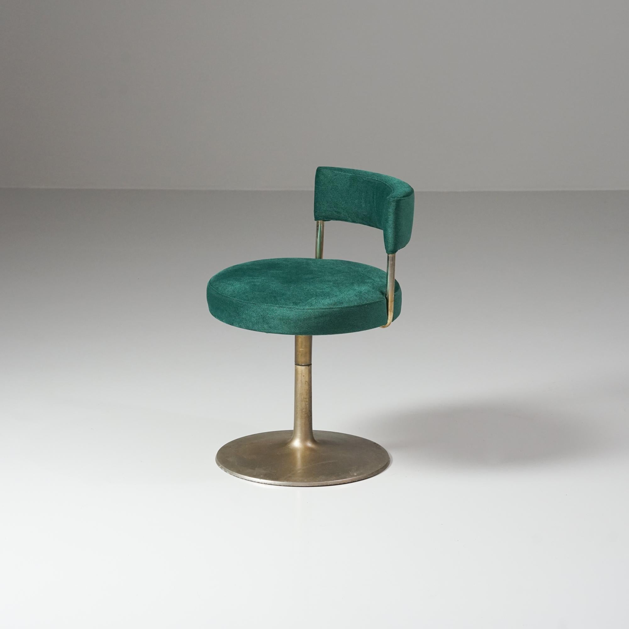 Chaises longues pivotantes (8 pièces au total, vendues séparément), années 1970. Cadre en métal plaqué laiton, recouvert d'un tissu de qualité Lauritzon modèle 