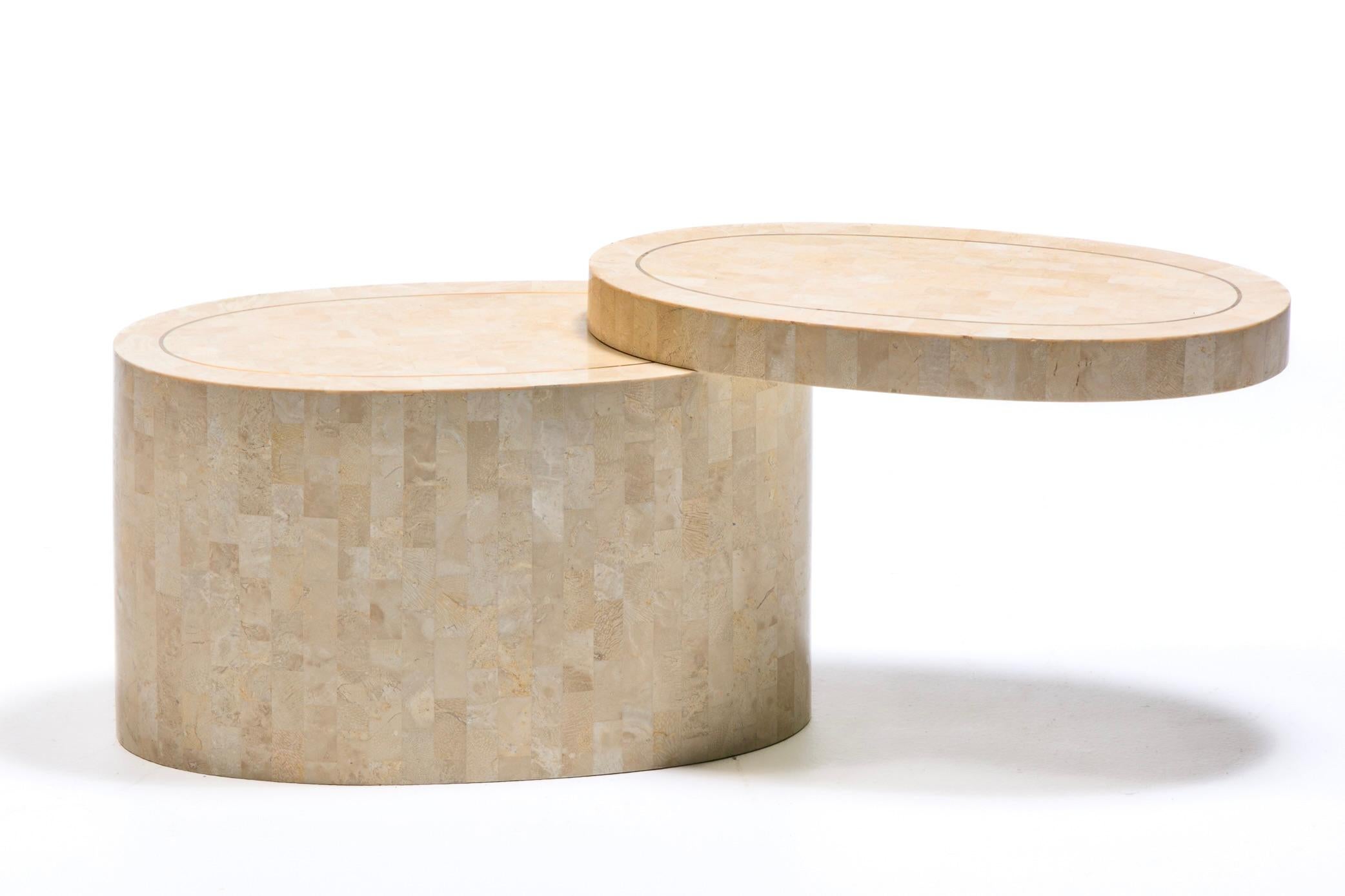 Tables d'appoint en travertin tessellé Maitland Smith à plateau tournant avec incrustation en laiton en vente 3