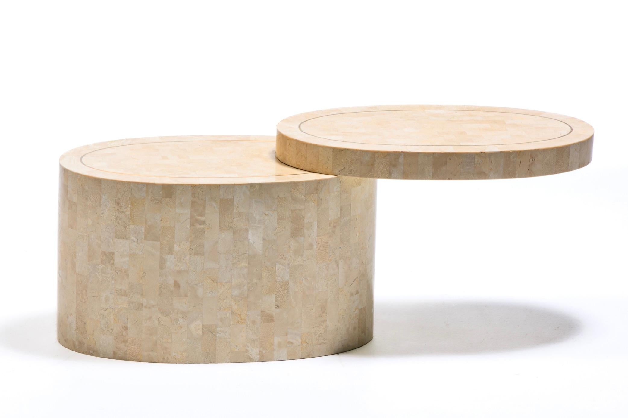 Tables d'appoint en travertin tessellé Maitland Smith à plateau tournant avec incrustation en laiton en vente 4