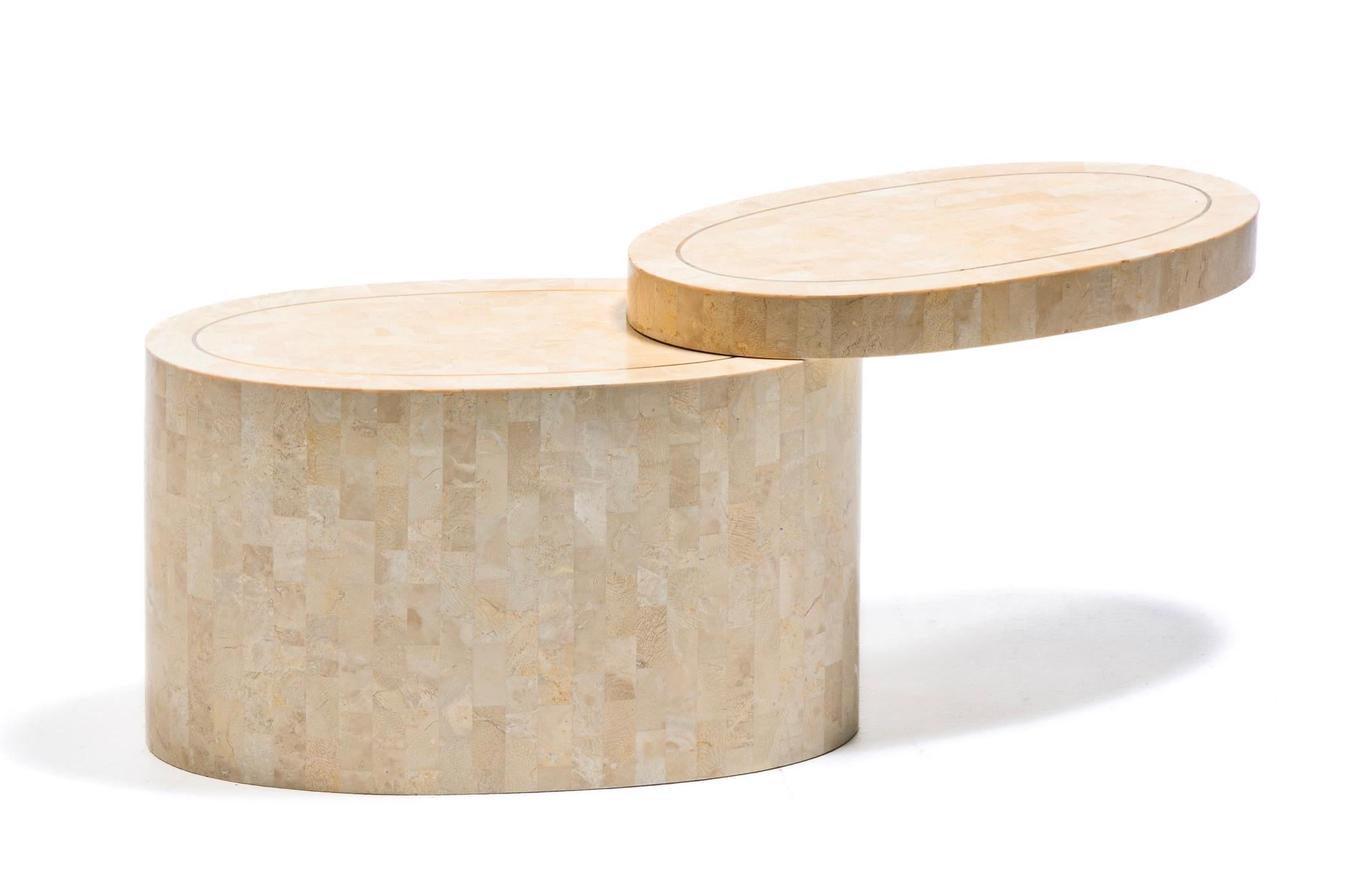 Tables d'appoint en travertin tessellé Maitland Smith à plateau tournant avec incrustation en laiton en vente 5